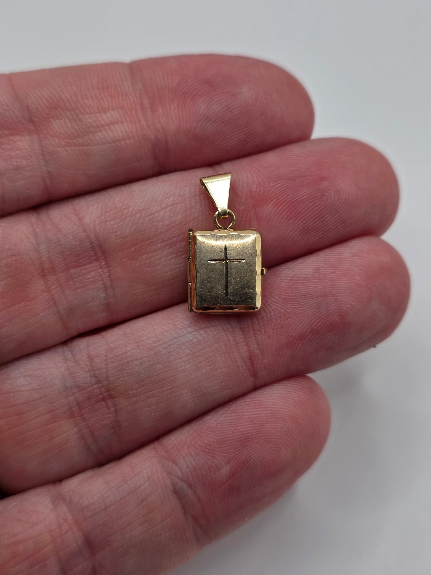 9ct gold bible locket pendant