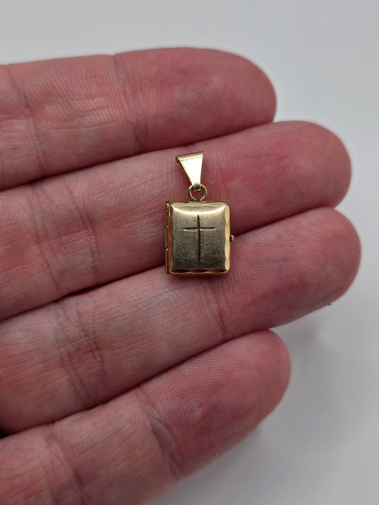 9ct gold bible locket pendant