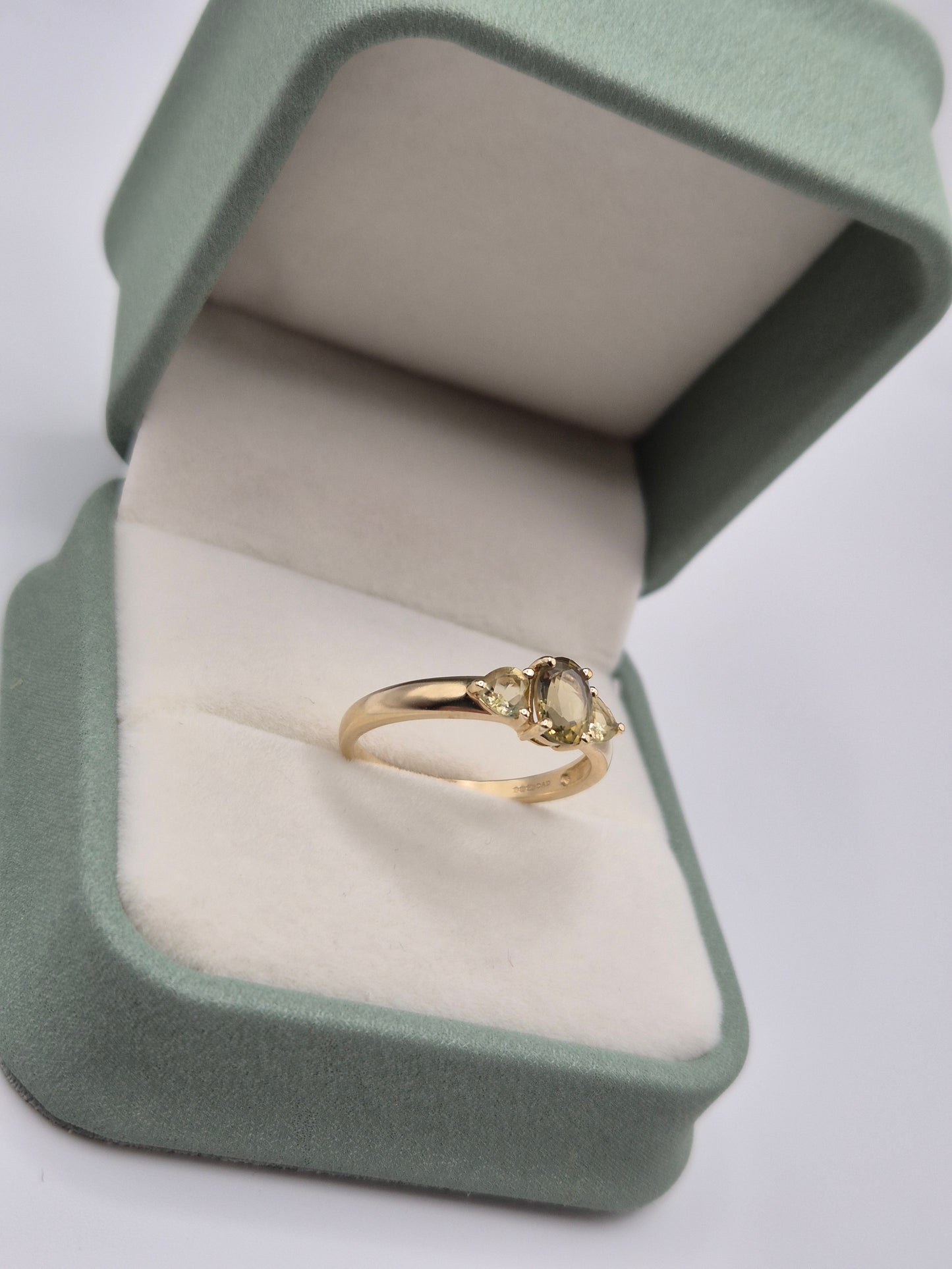 9ct gold peridot ring