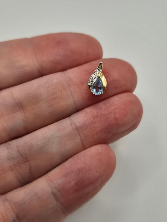 9ct gold topaz and diamond pendant