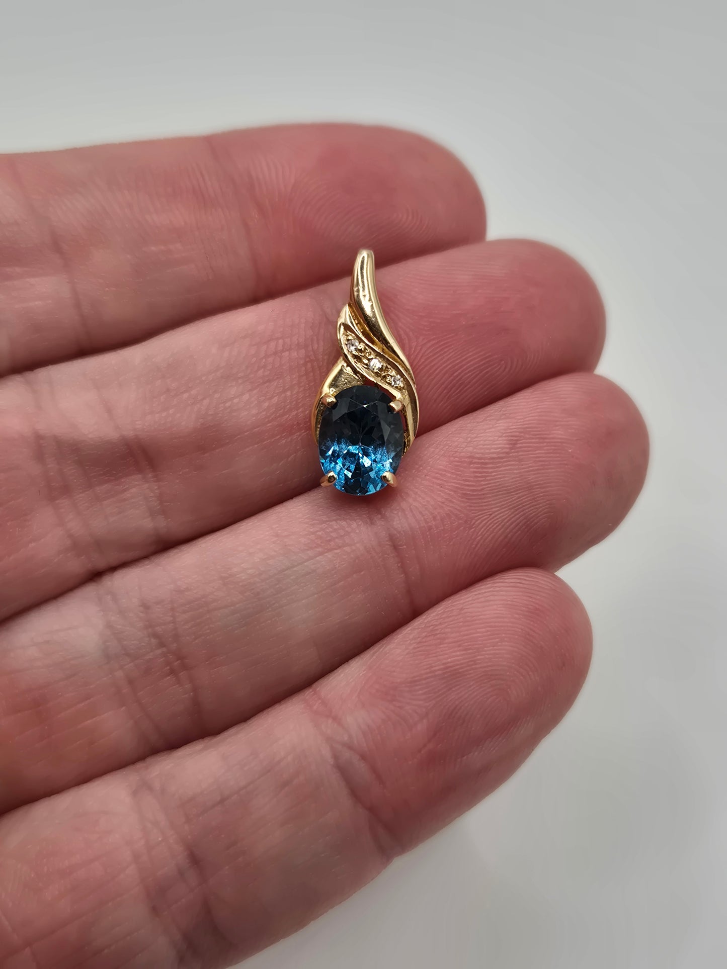 9ct gold topaz and diamond pendant