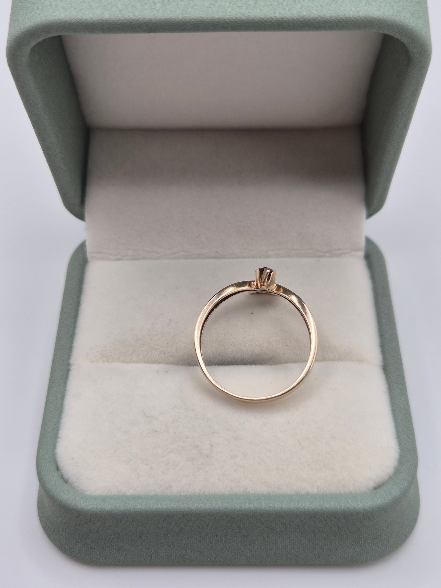 9ct gold garnet ring