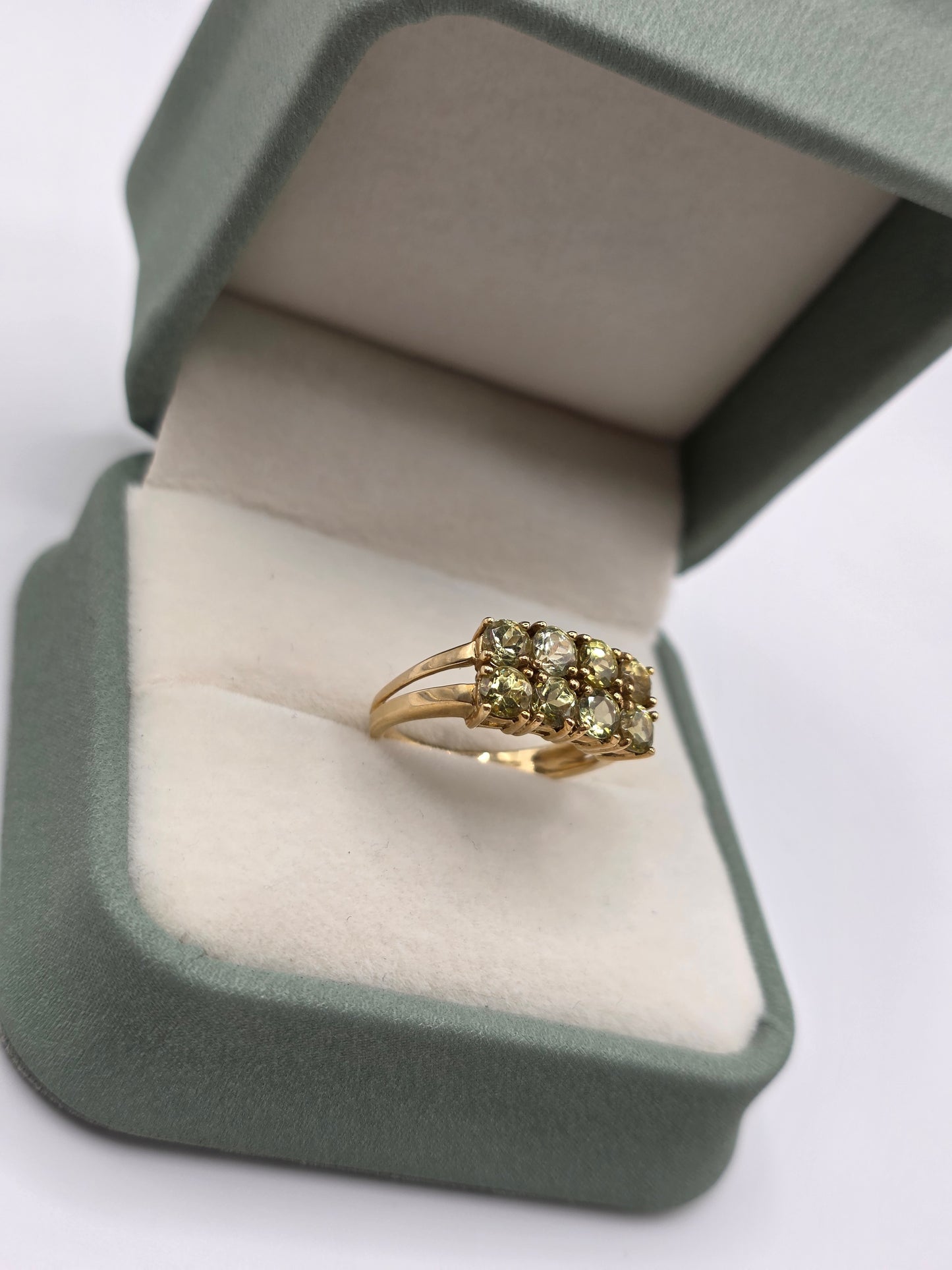 9ct gold peridot ring