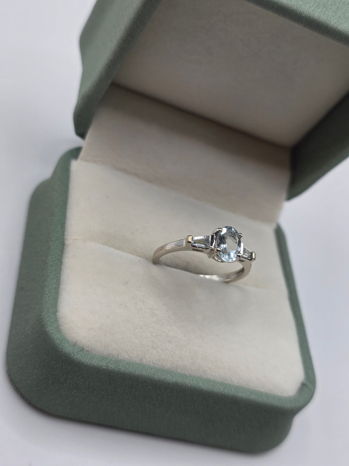 9ct white gold aquamarine ring