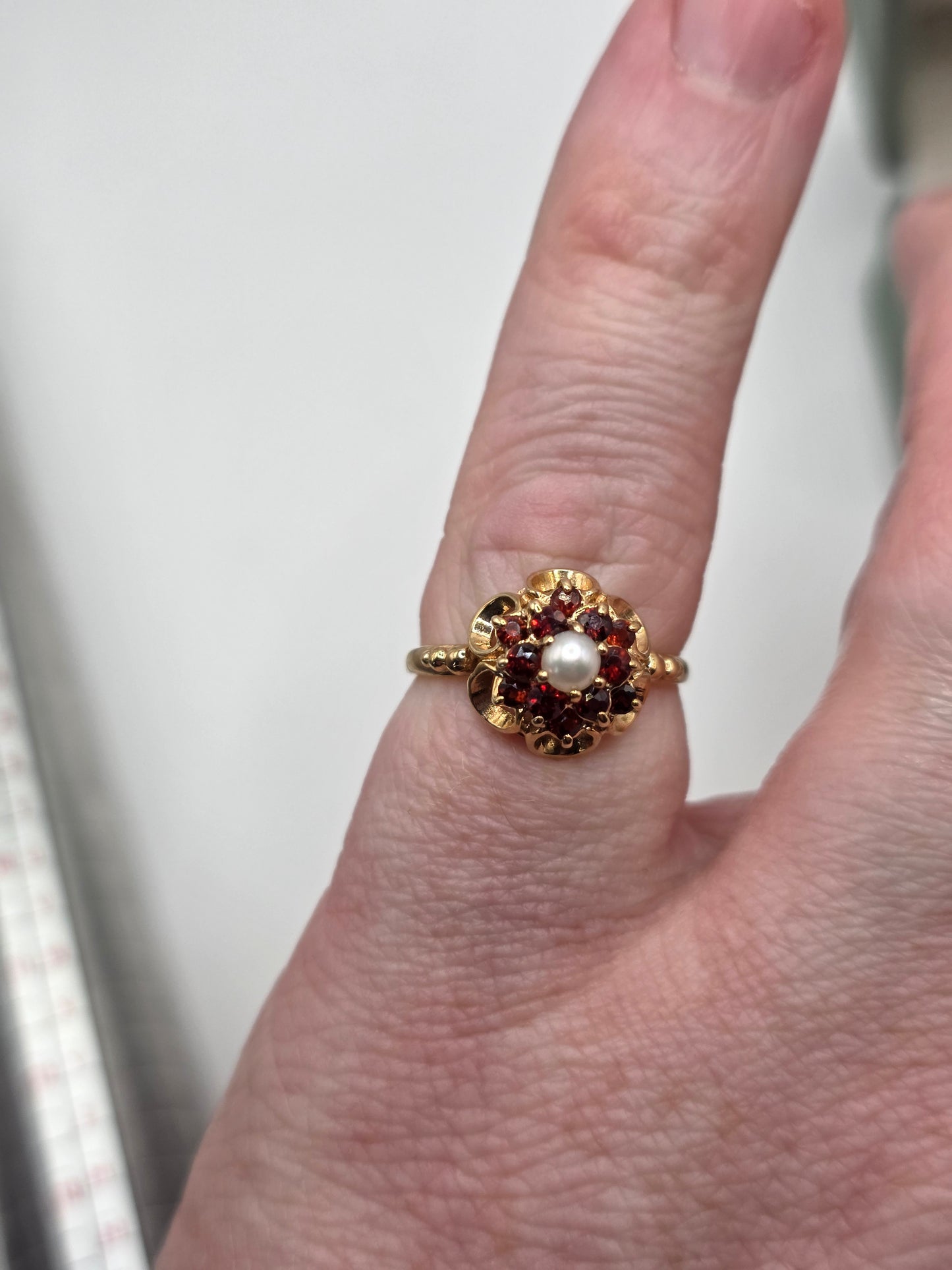9ct gold garnet and pearl ring