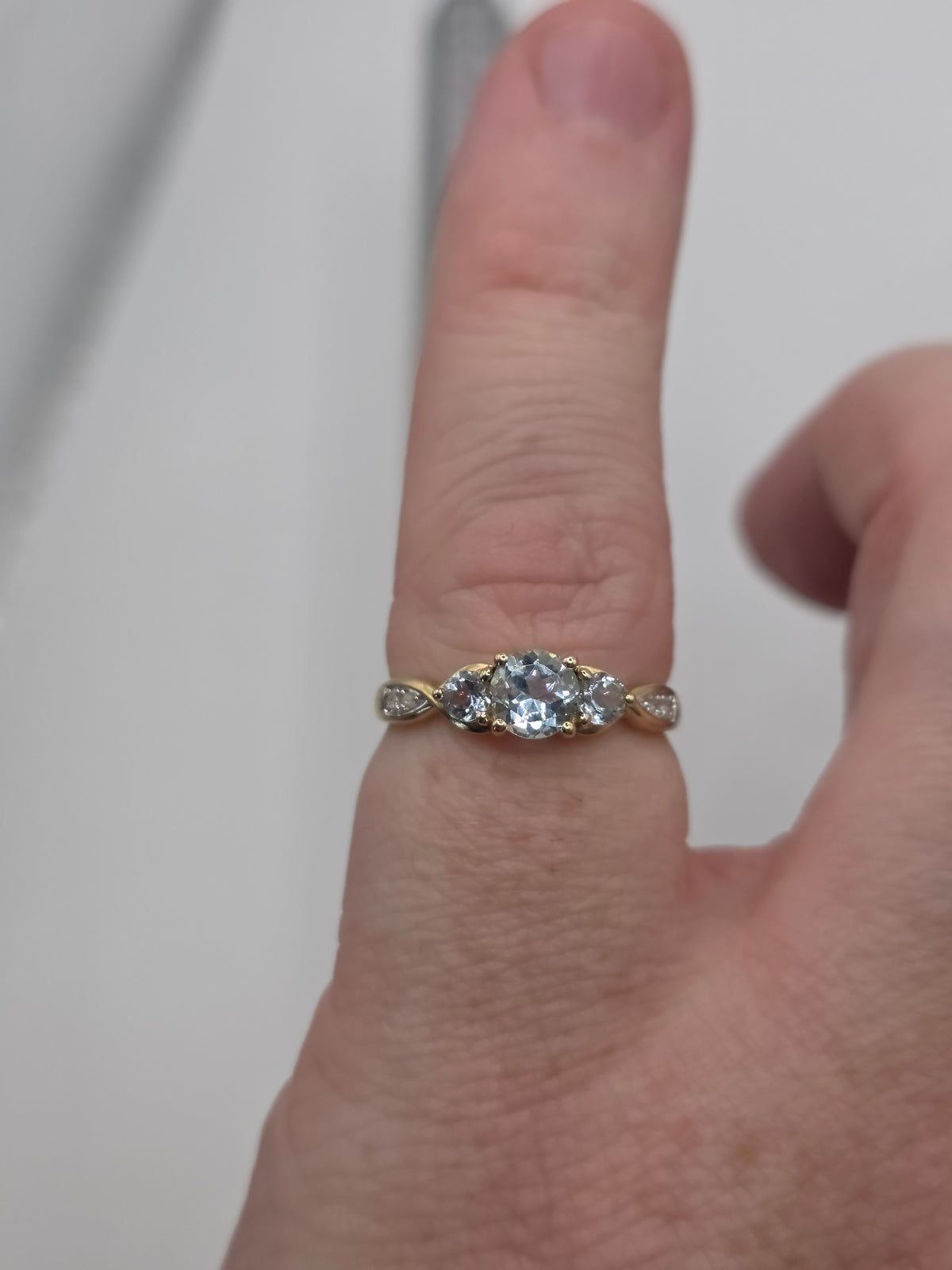 9ct gold aquamarine and diamond ring