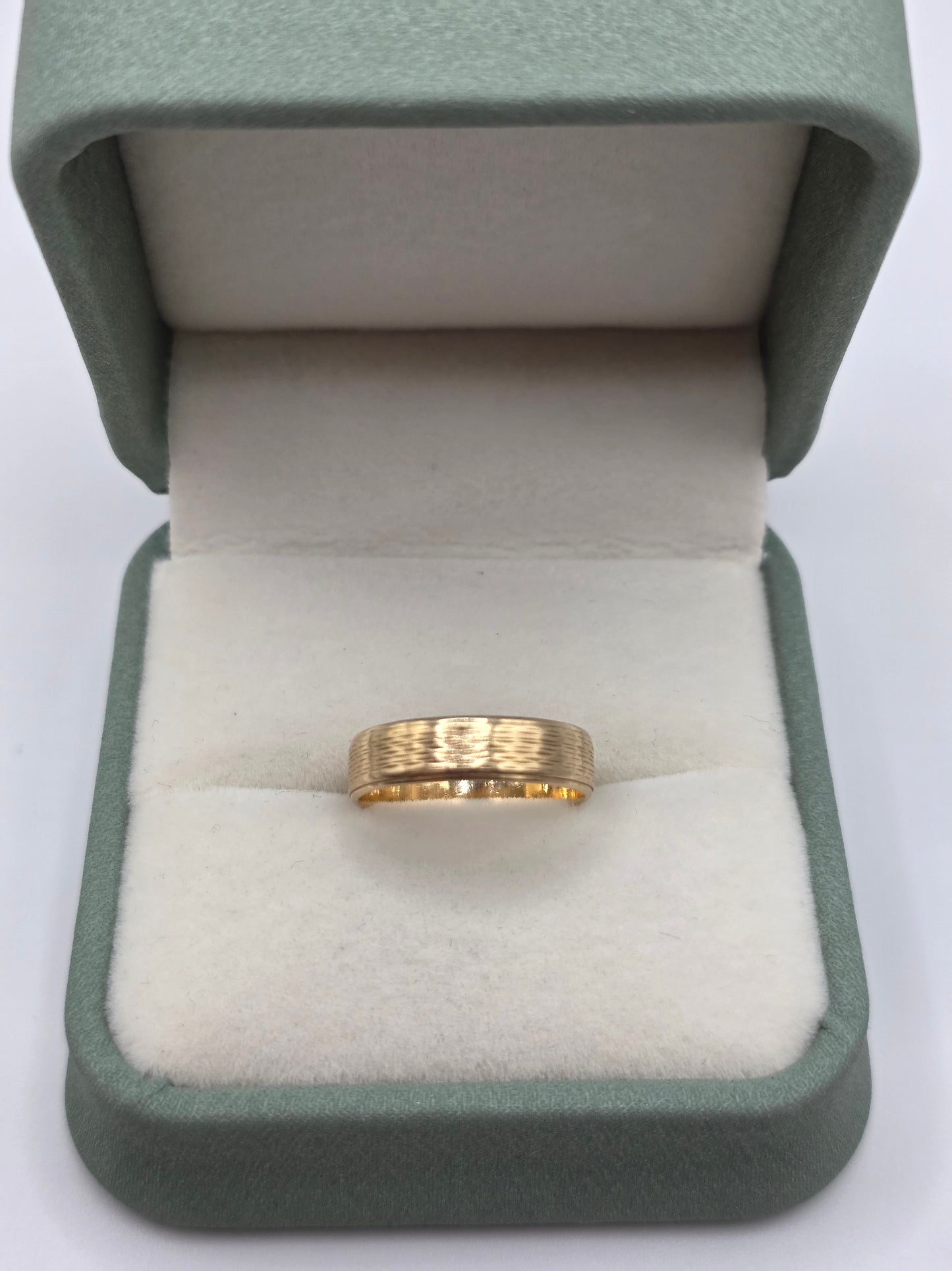 Vintage 9ct gold patterned ring