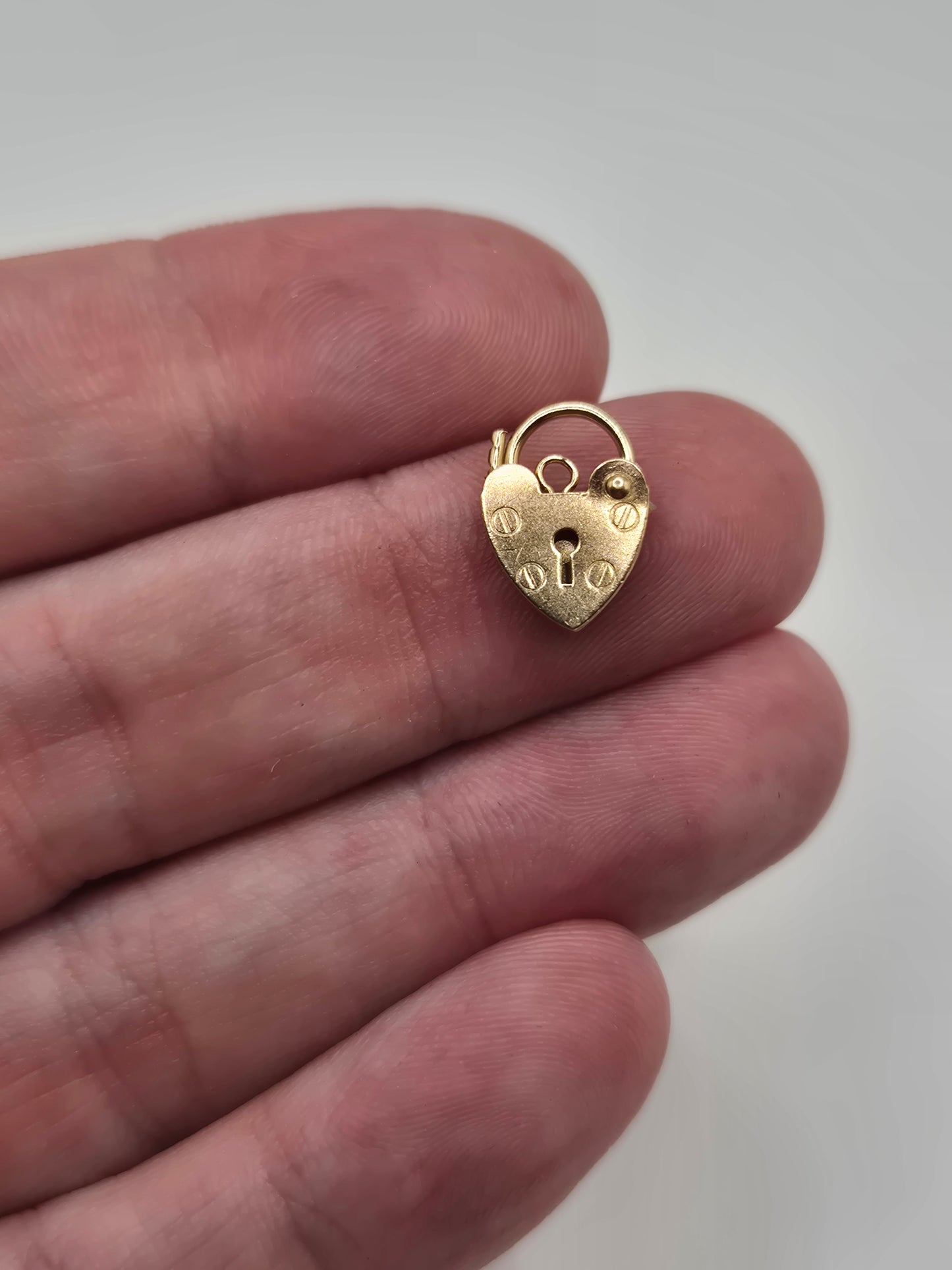 9ct gold padlock (19)