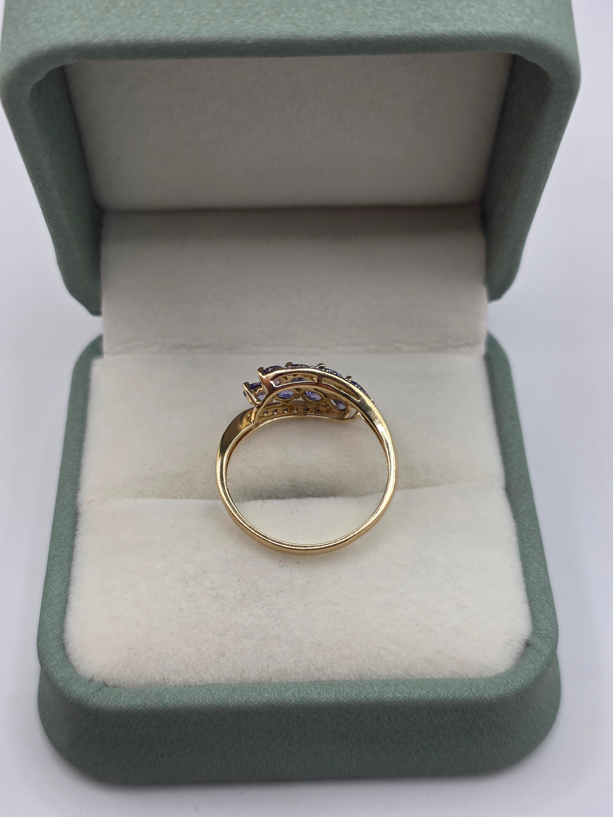 9ct gold tanzanite and diamond ring