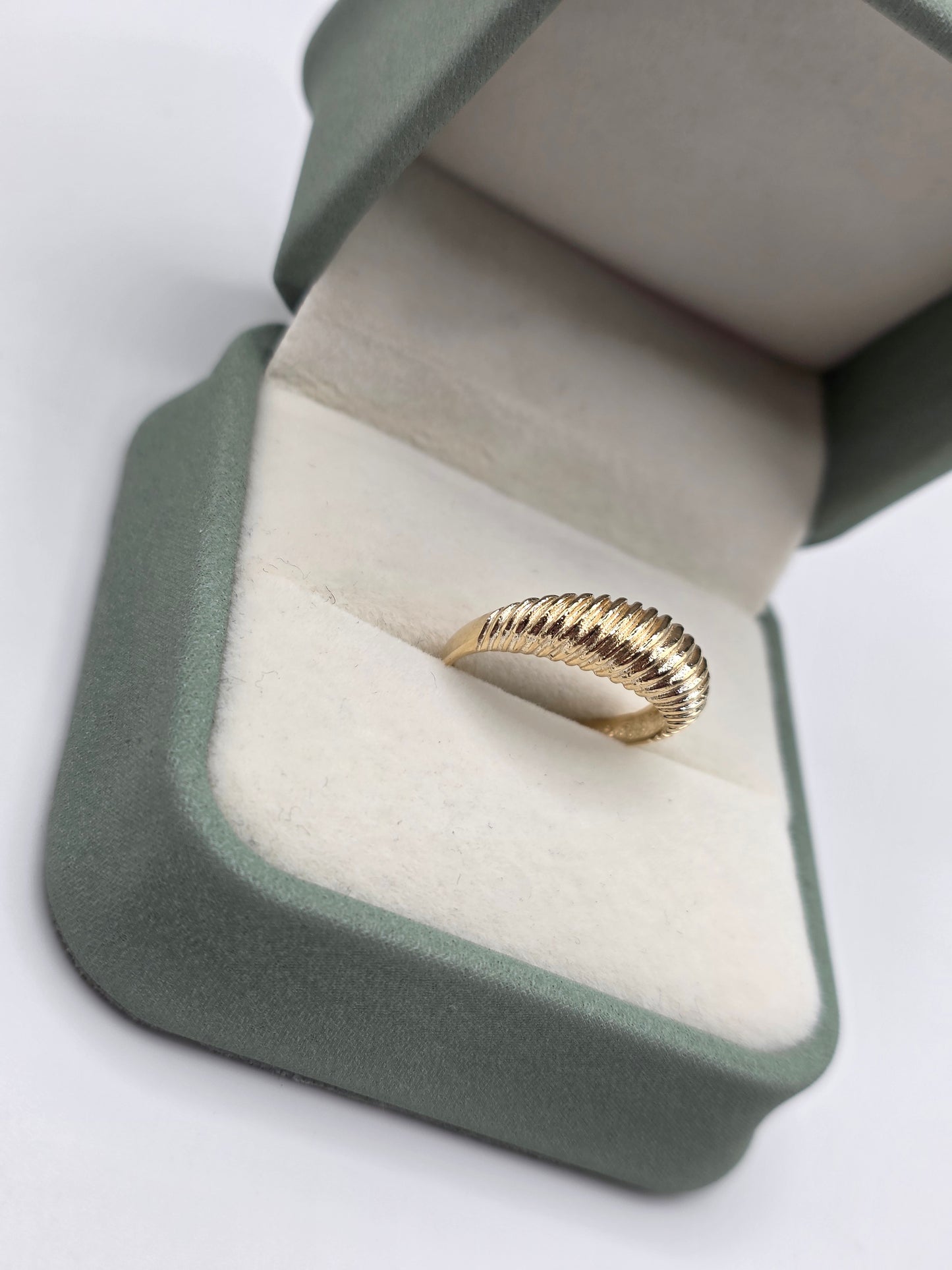 9ct gold croissant ring