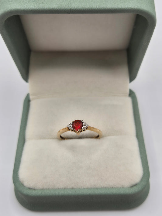 9ct gold garnet and diamond ring