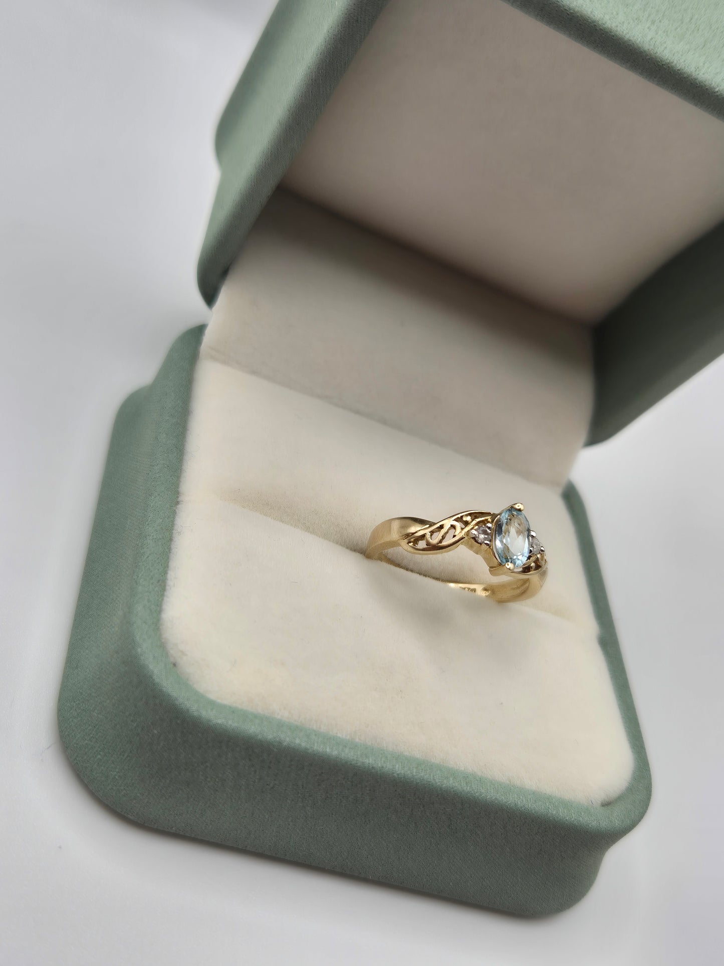 9ct gold topaz and diamond ring
