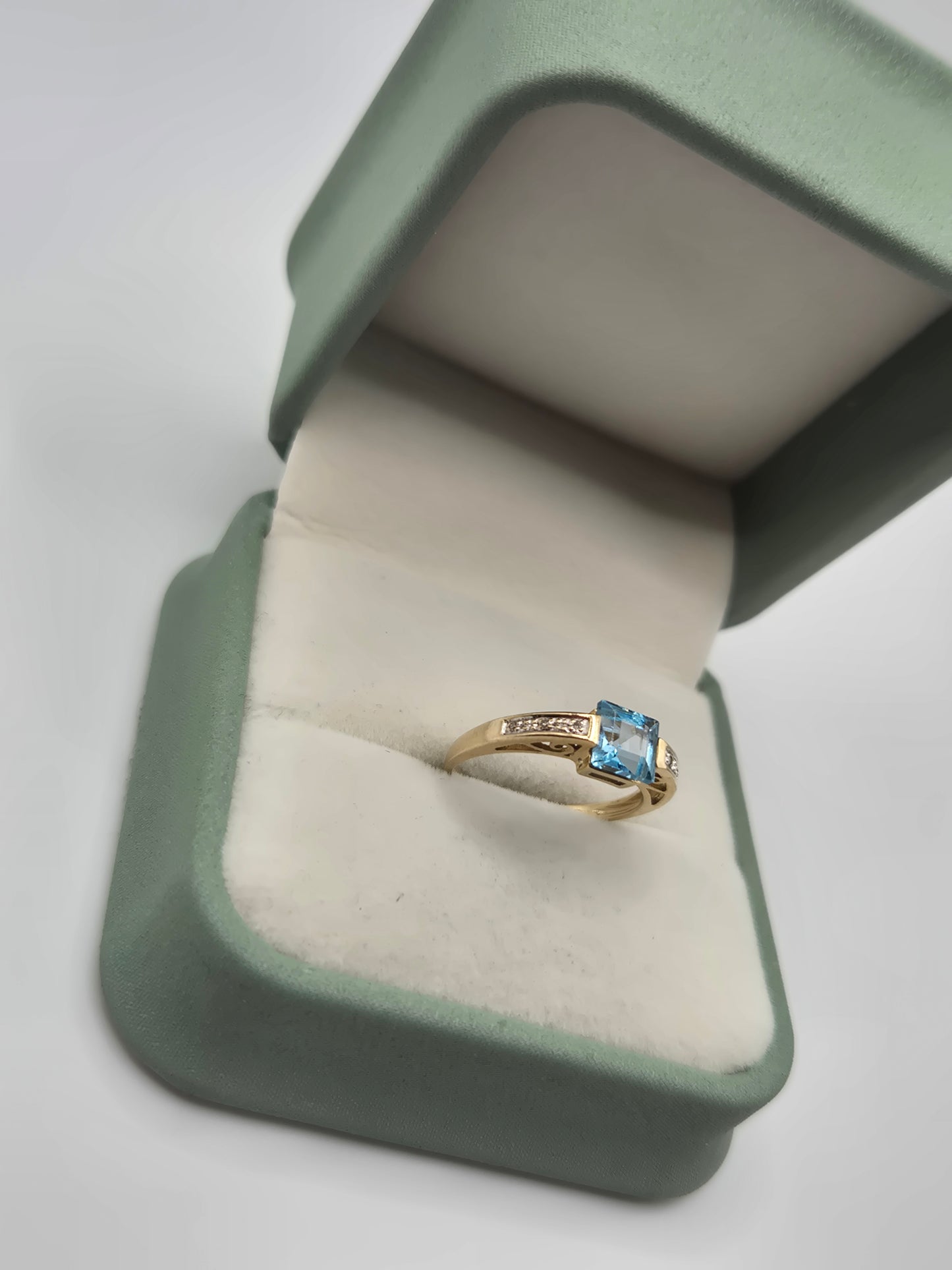 9ct gold topaz and diamond ring