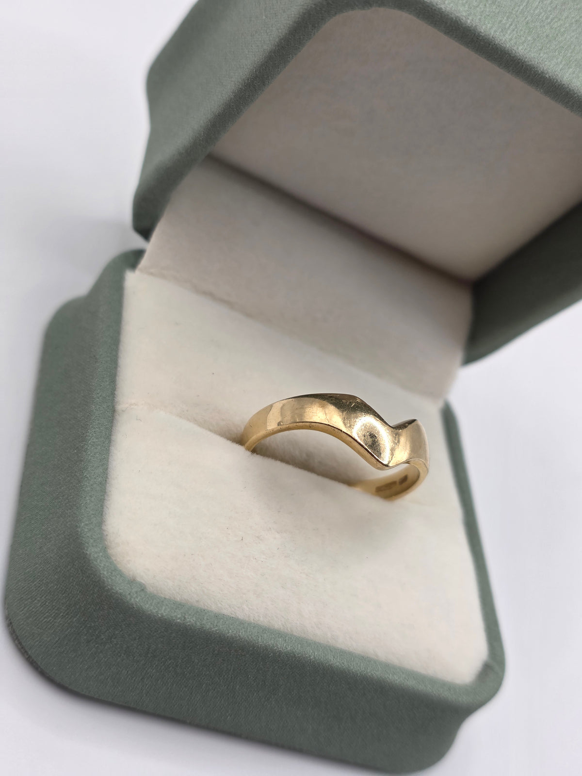Heavy 9ct gold wishbone ring