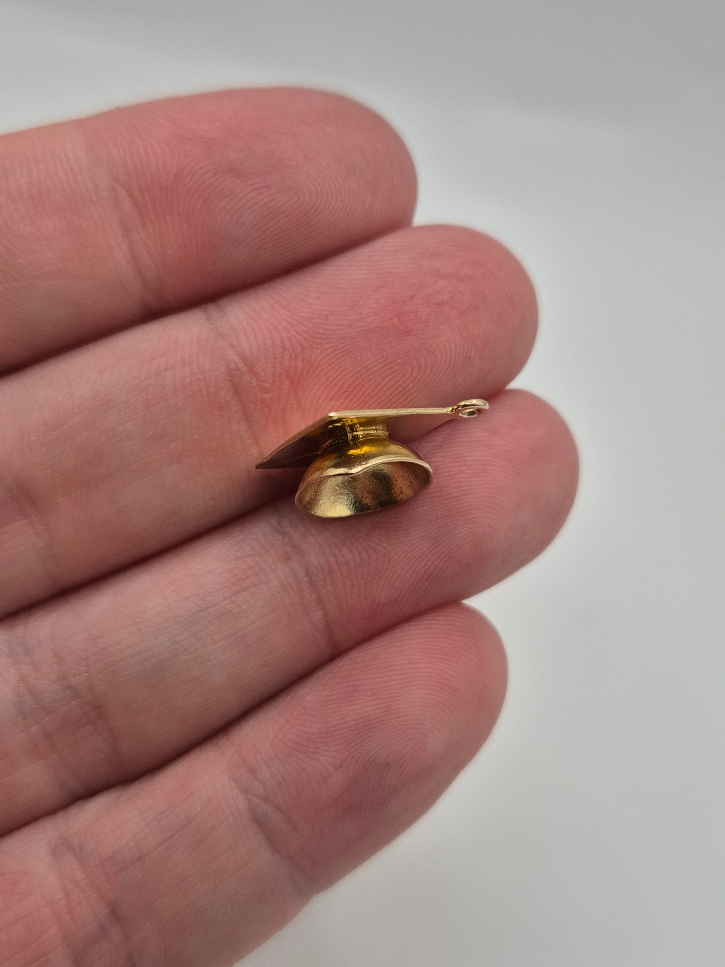 9ct gold scholar's hat charm