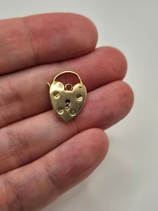 9ct gold padlock (5)