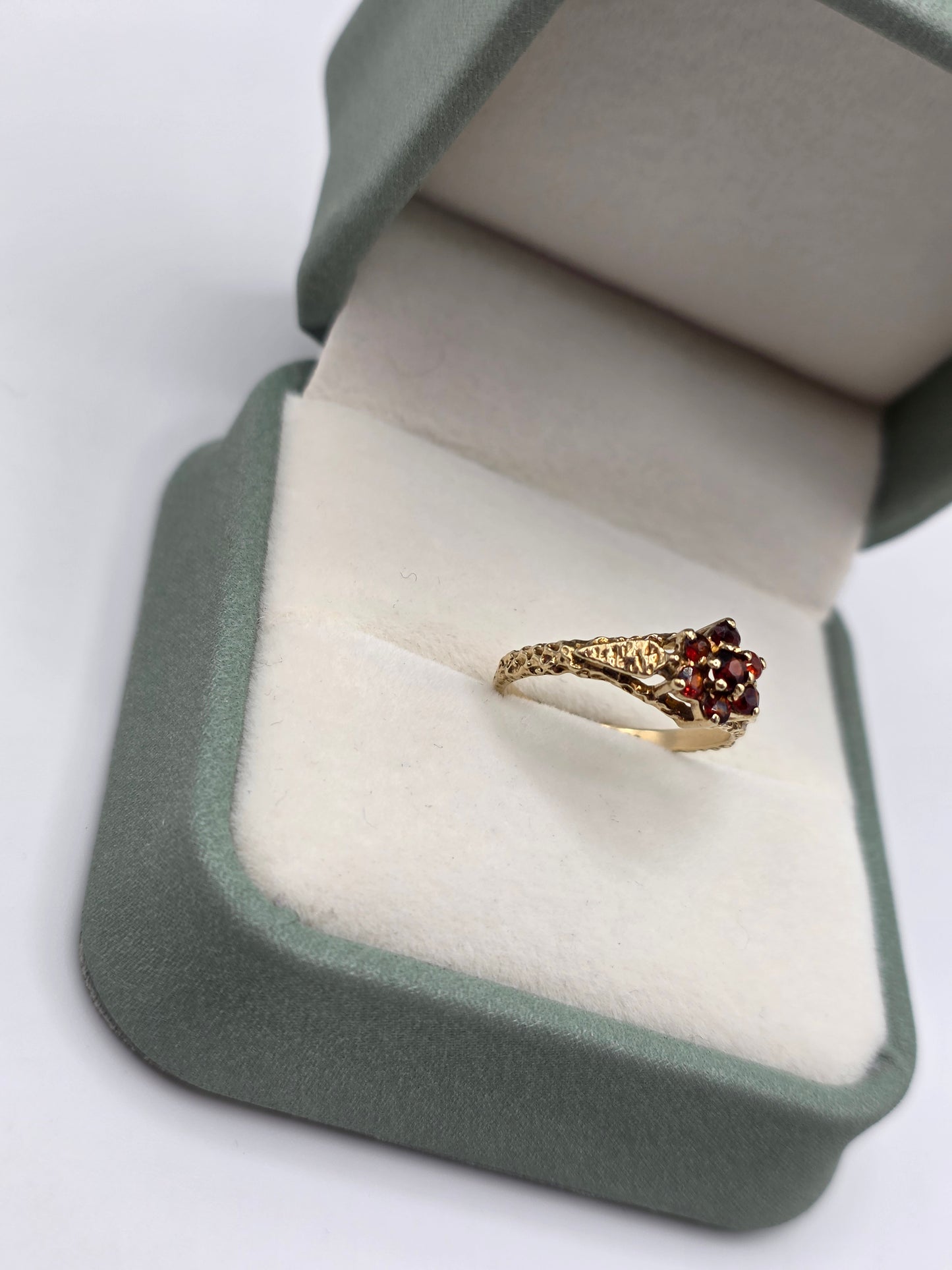 9ct gold garnet ring