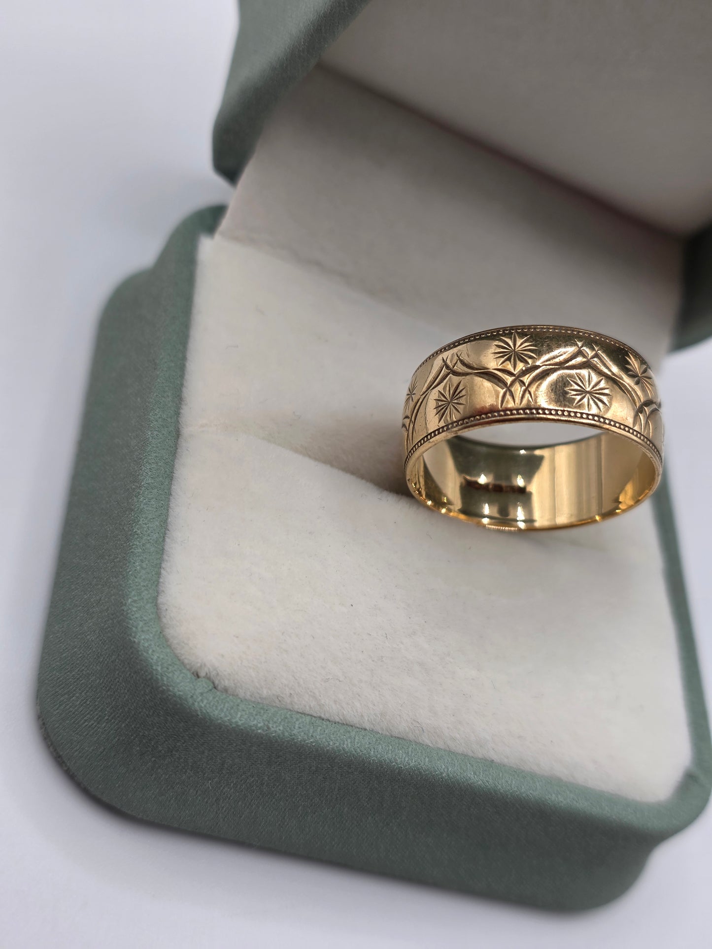 Vintage heavy 9ct gold patterned band ring