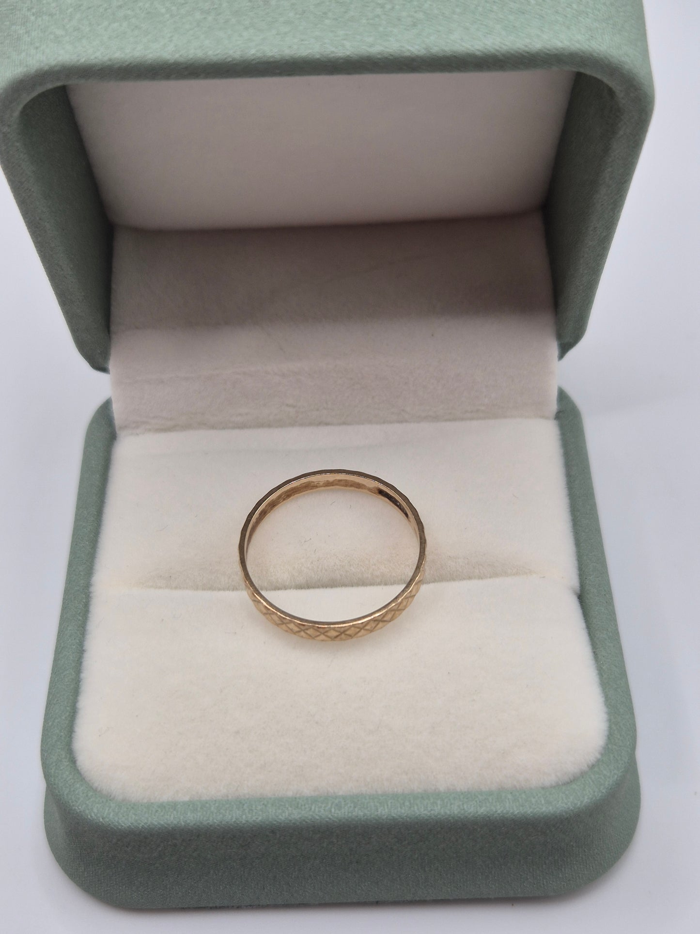 9ct gold patterned band ring