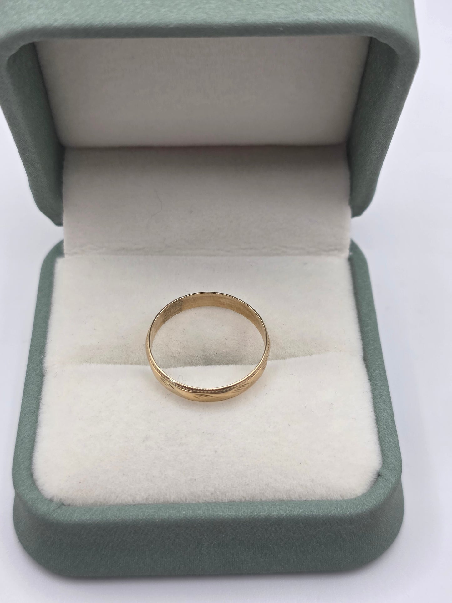 9ct gold patterned band ring
