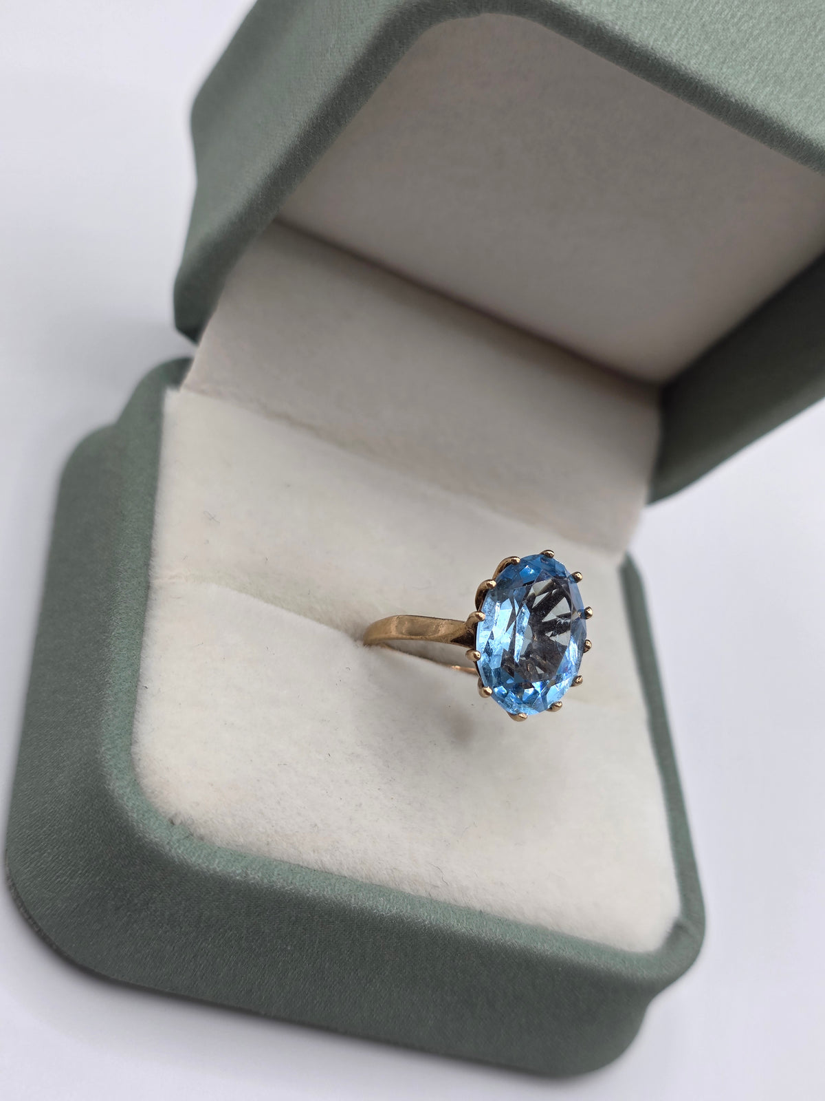 Vintage 9ct gold blue zircon ring