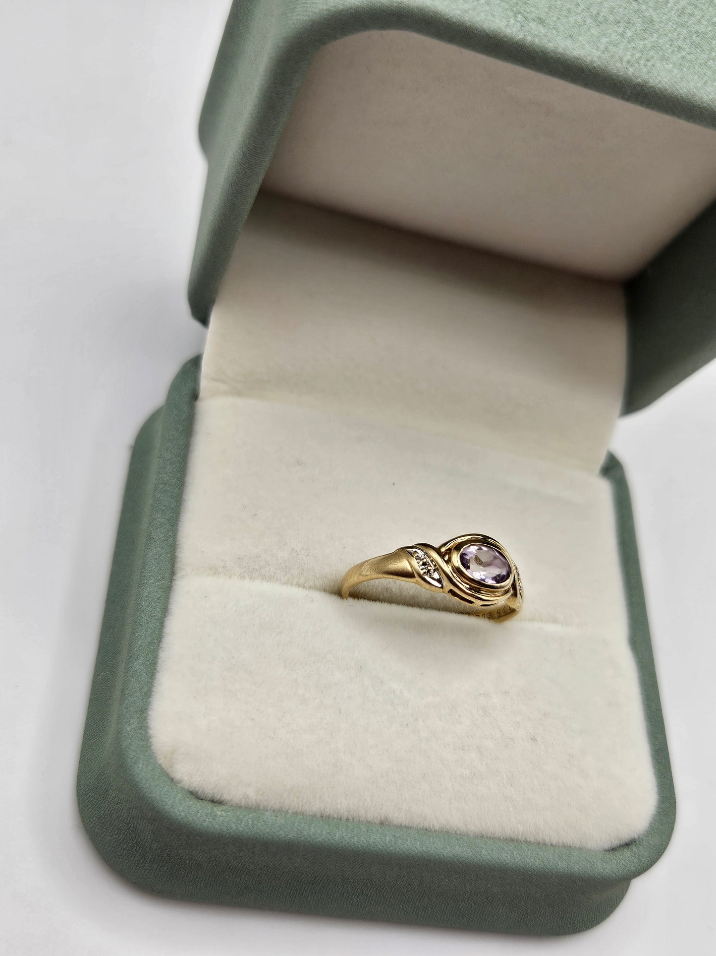 9ct gold amethyst and diamond ring