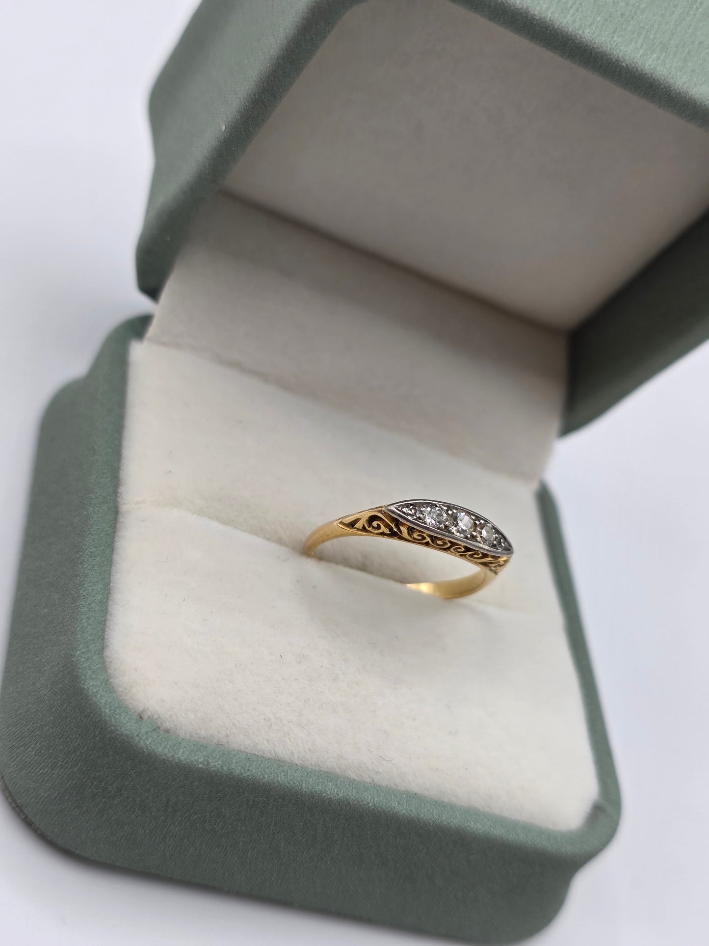Antique 18ct gold diamond ring