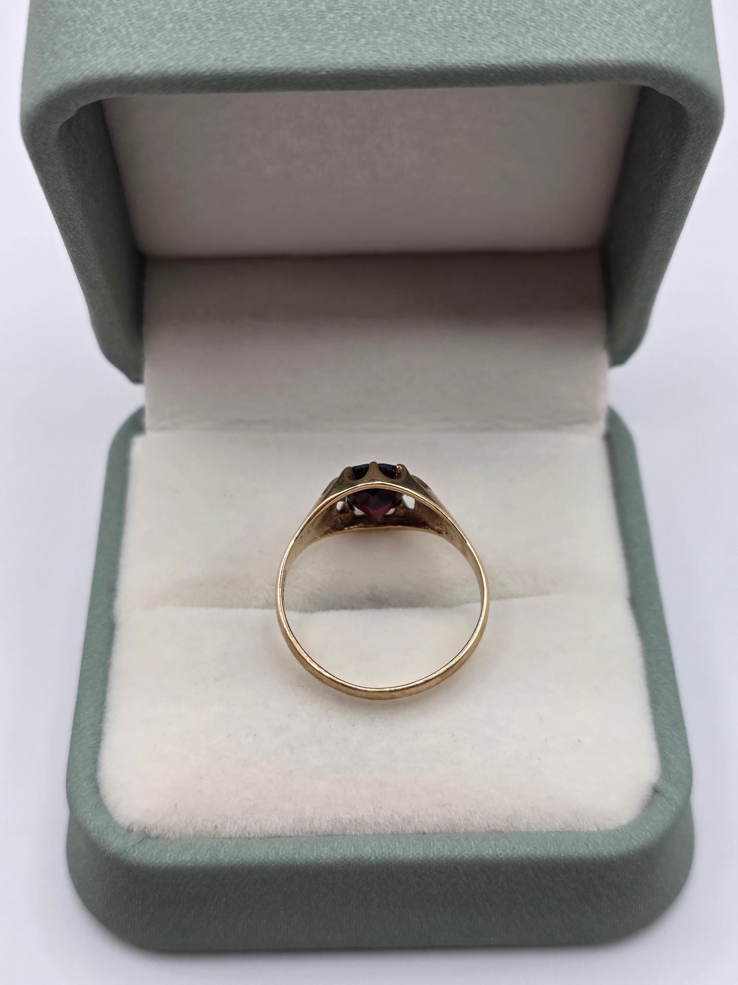 9ct gold garnet ring