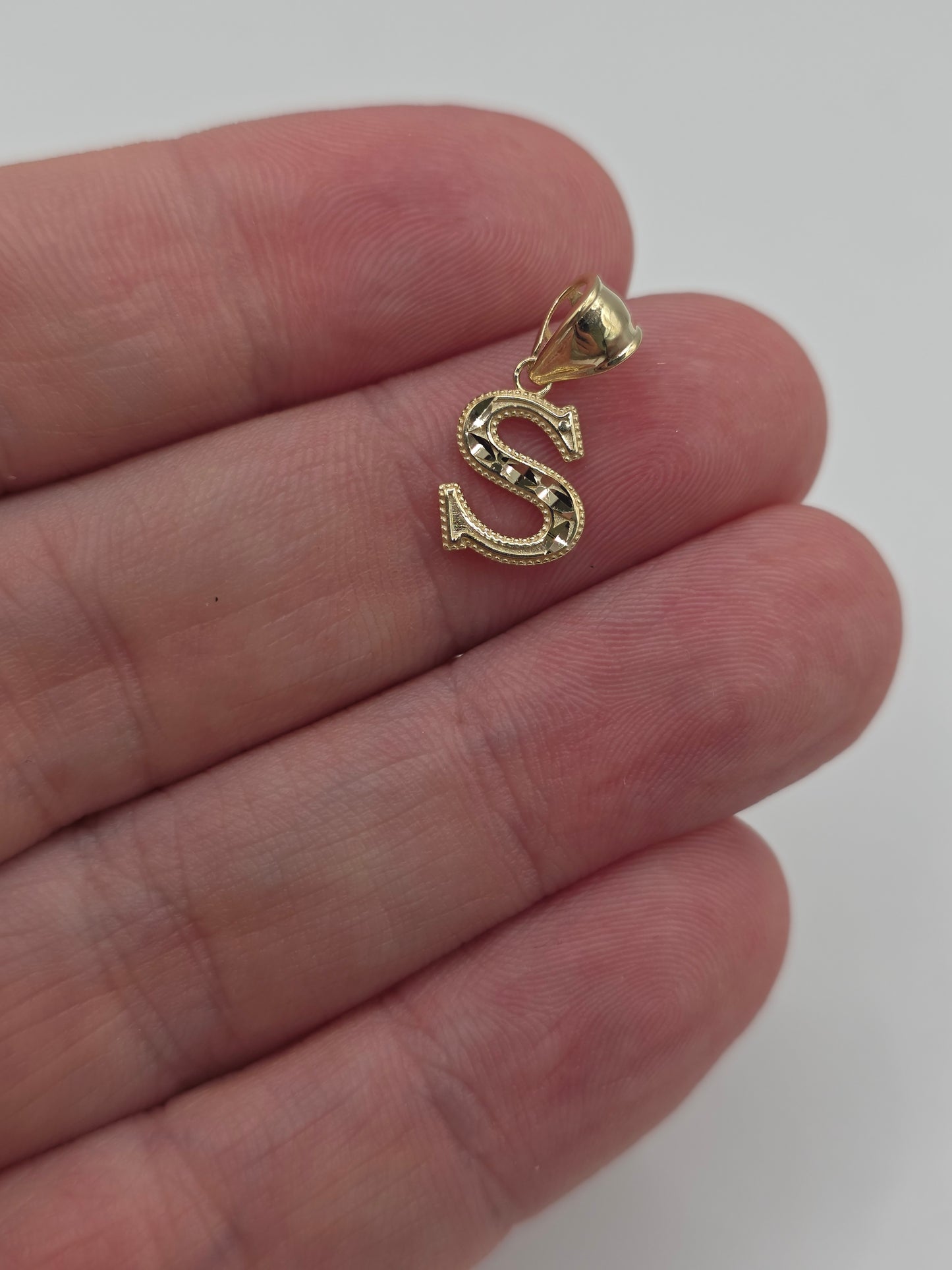 9ct gold initial S pendant