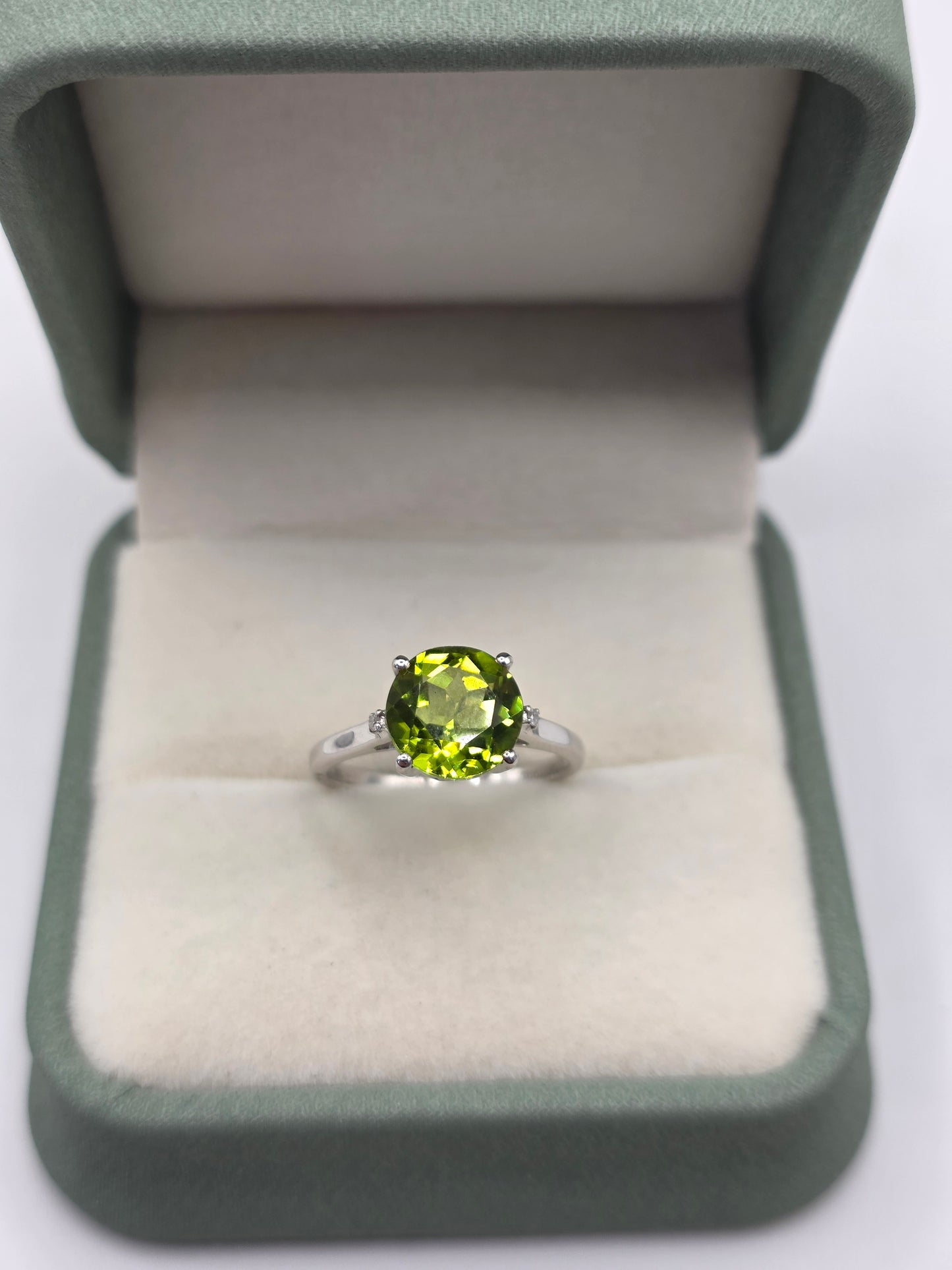 9ct white gold peridot and diamond ring