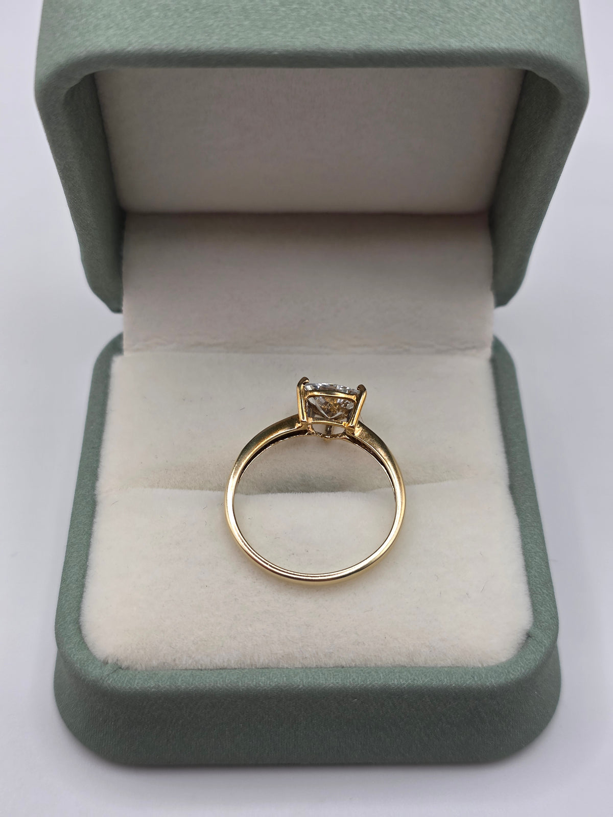 9ct gold zircon ring