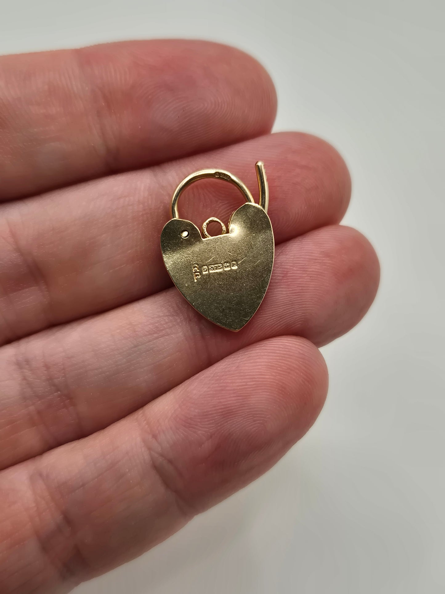 9ct gold padlock (3)