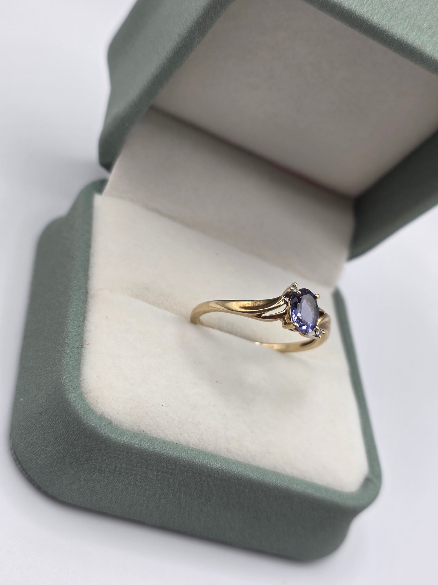 9ct gold tanzanite and diamond ring