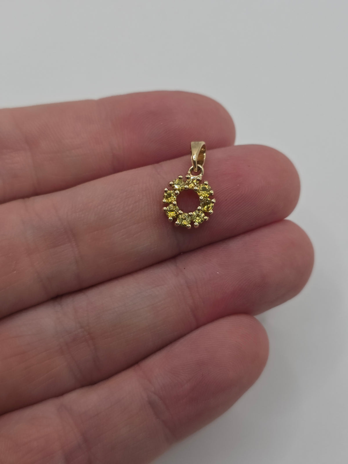 9ct gold quartz pendant