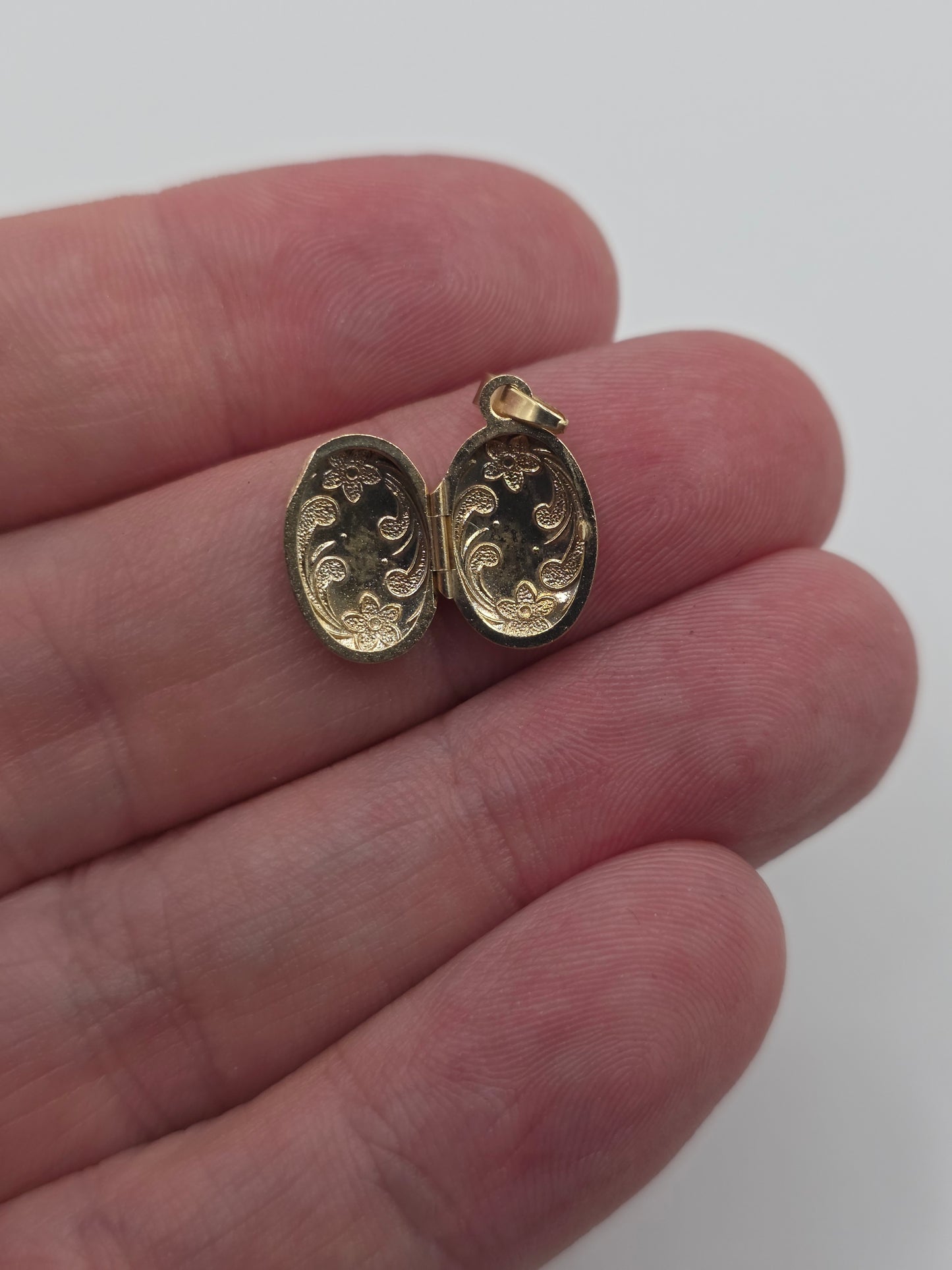 9ct gold floral locket pendant