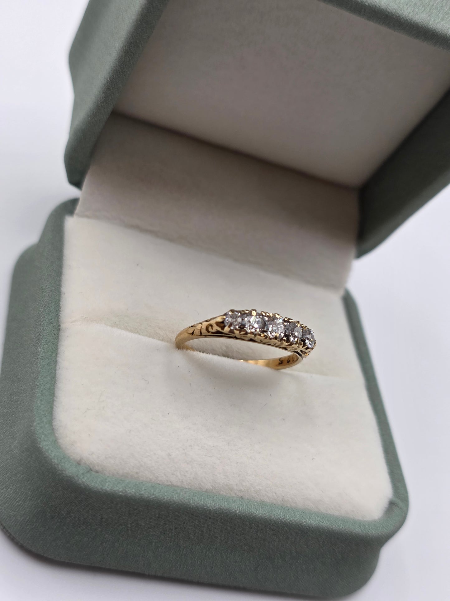 18ct gold diamond ring