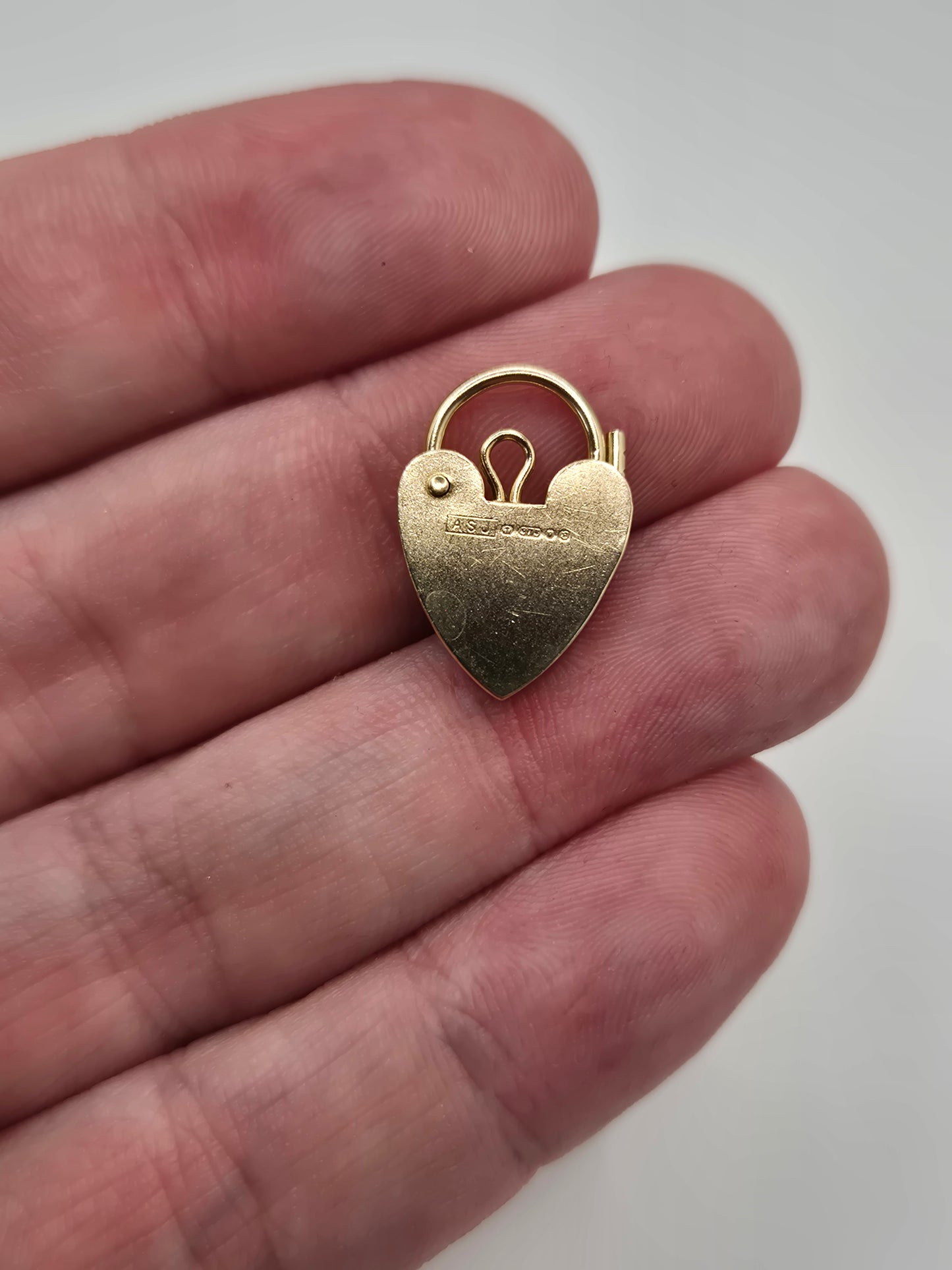 9ct gold padlock (7)