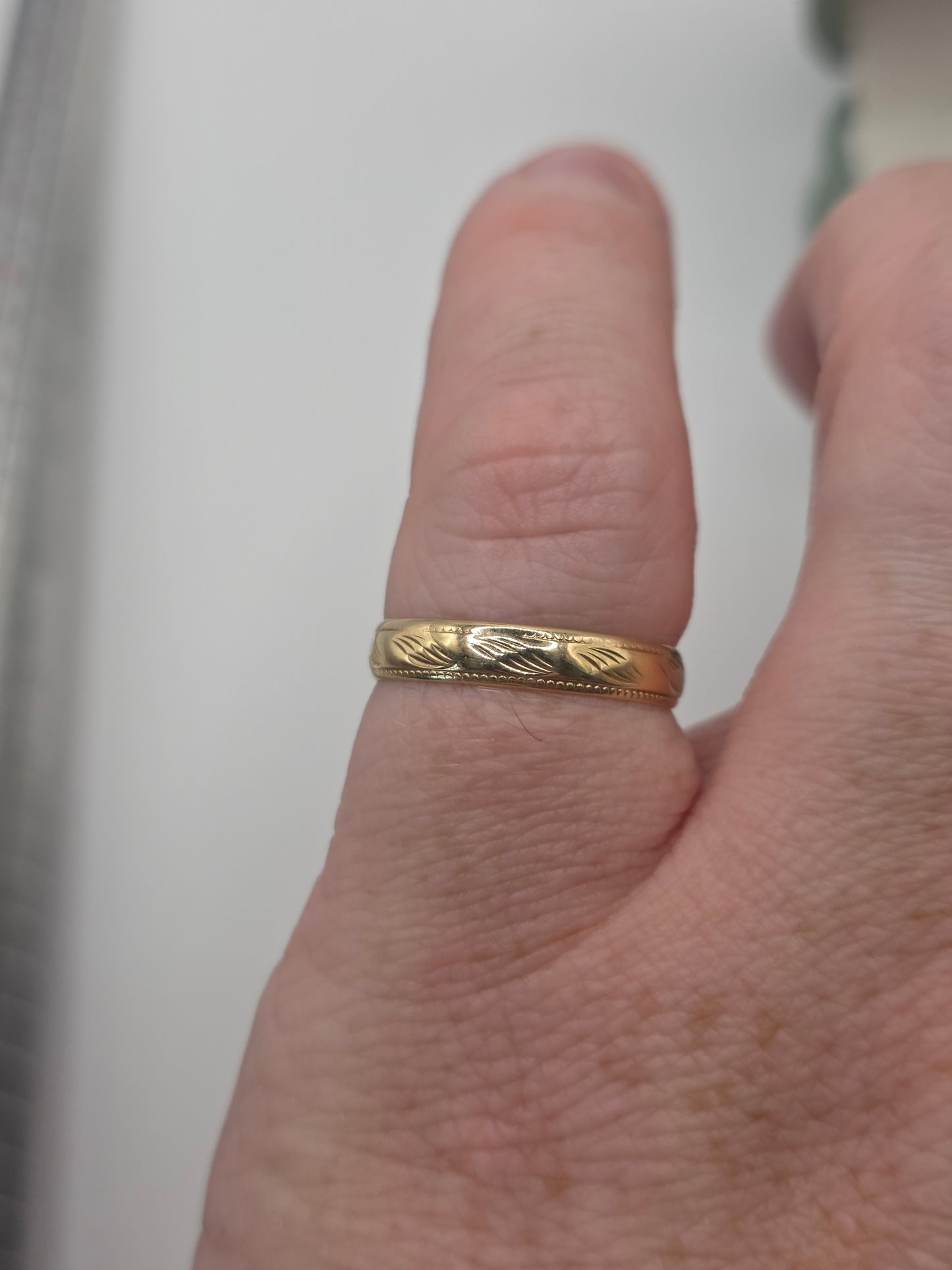 9ct gold patterned band ring