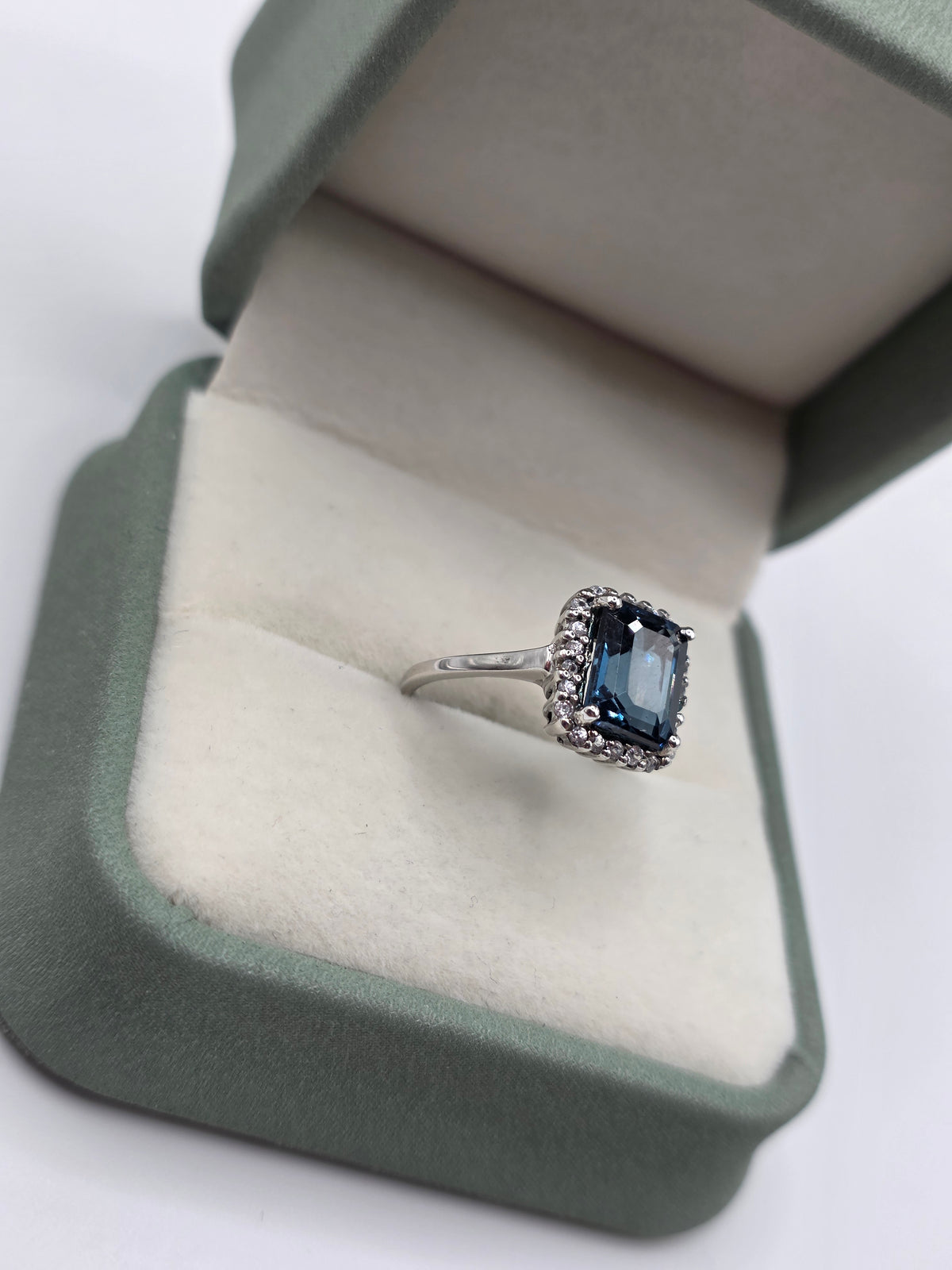 9ct white gold topaz ring