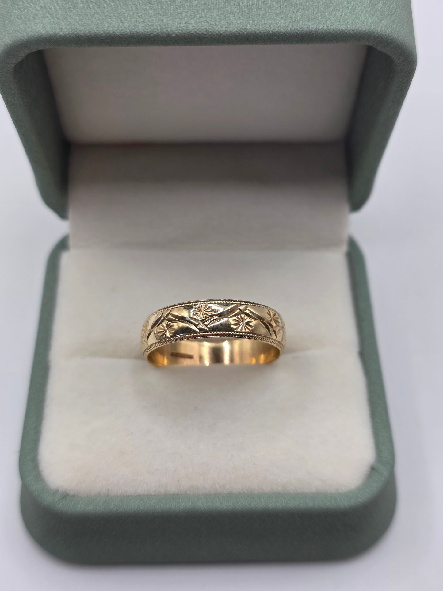 9ct gold pattened band ring