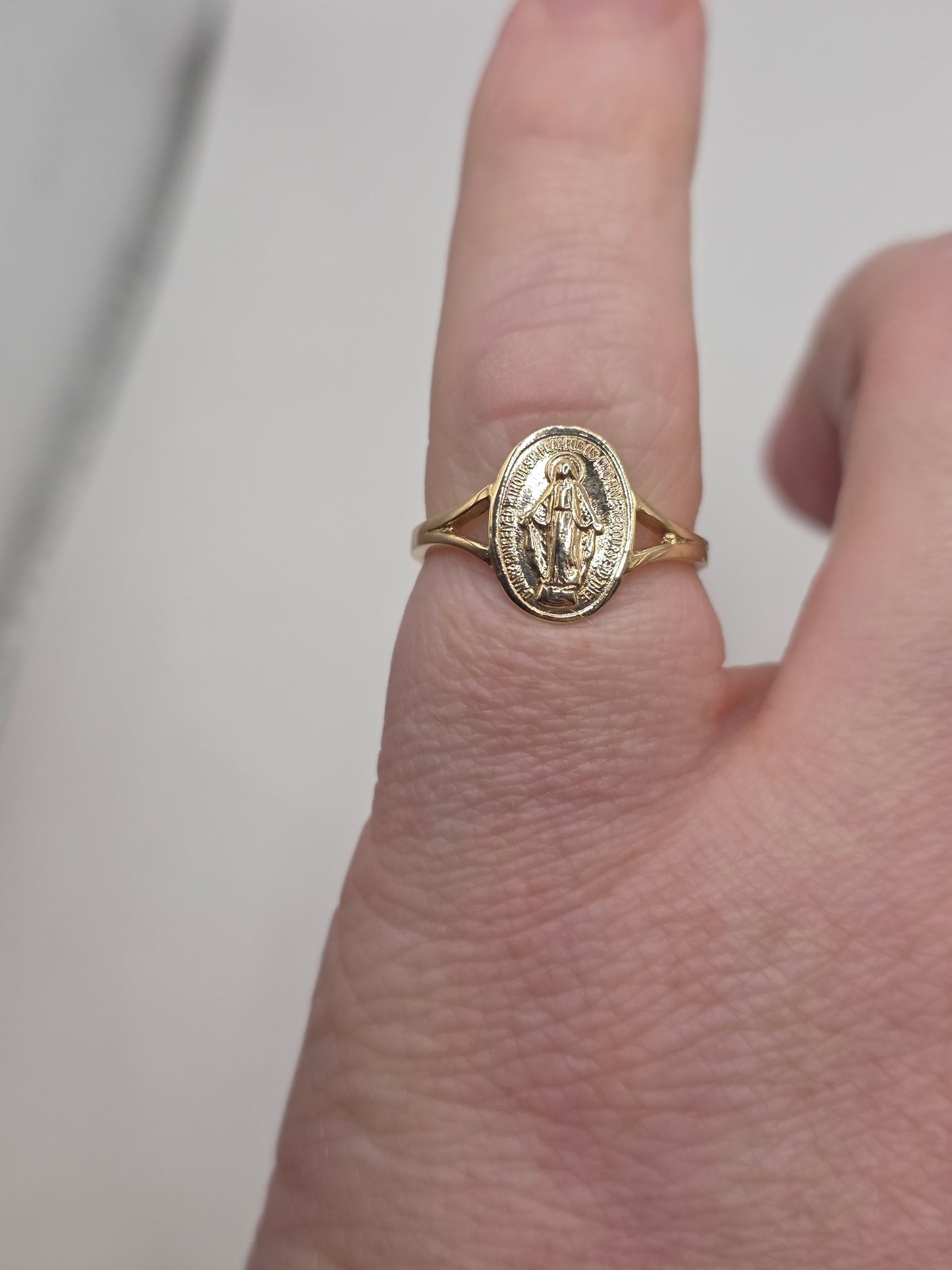 9ct gold st mary ring