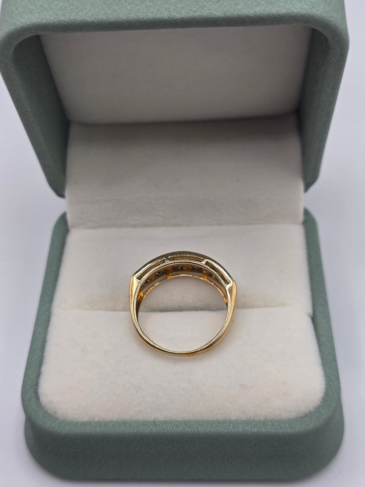 9ct gold quartz ring