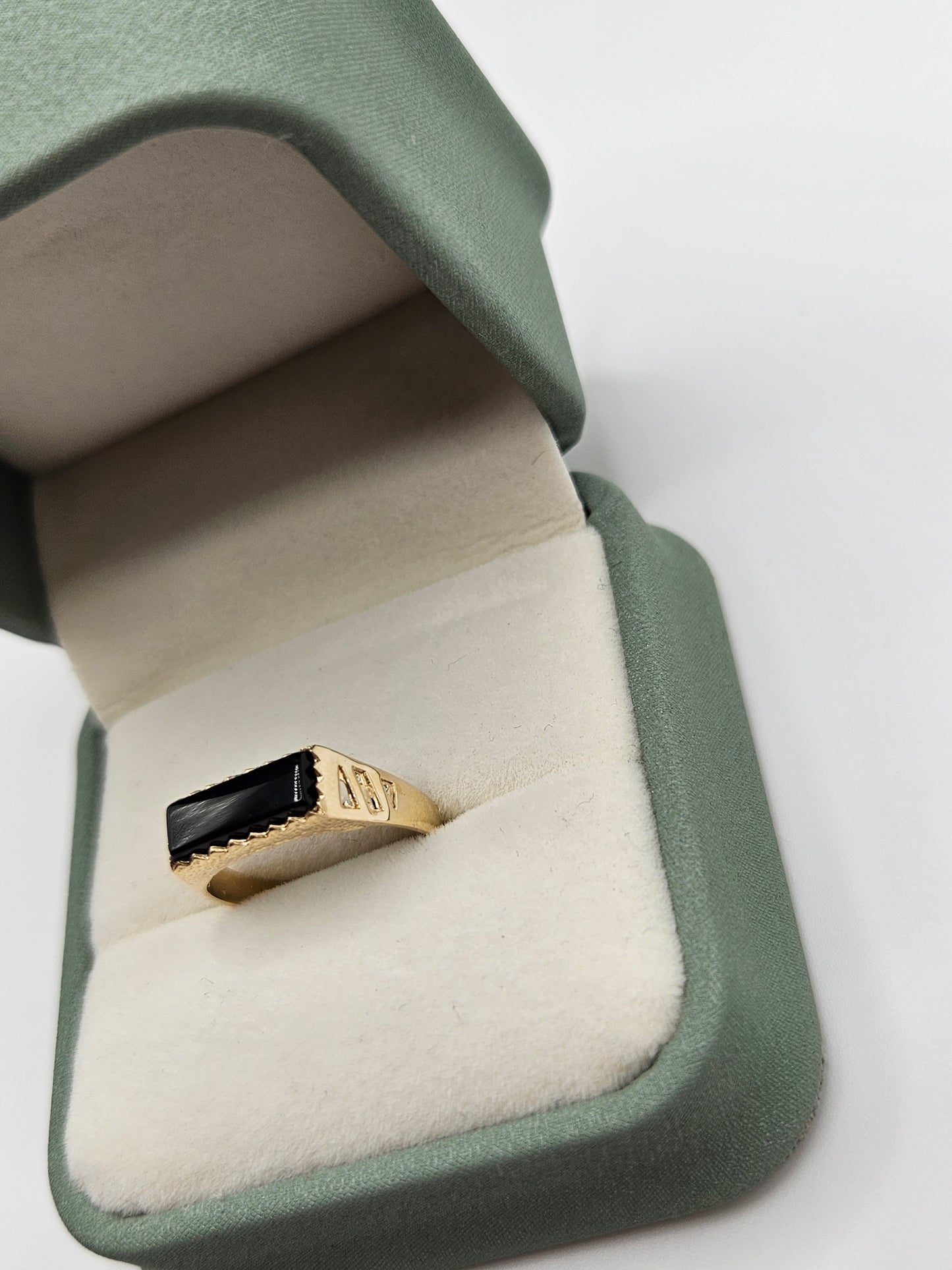 9ct gold onyx ring