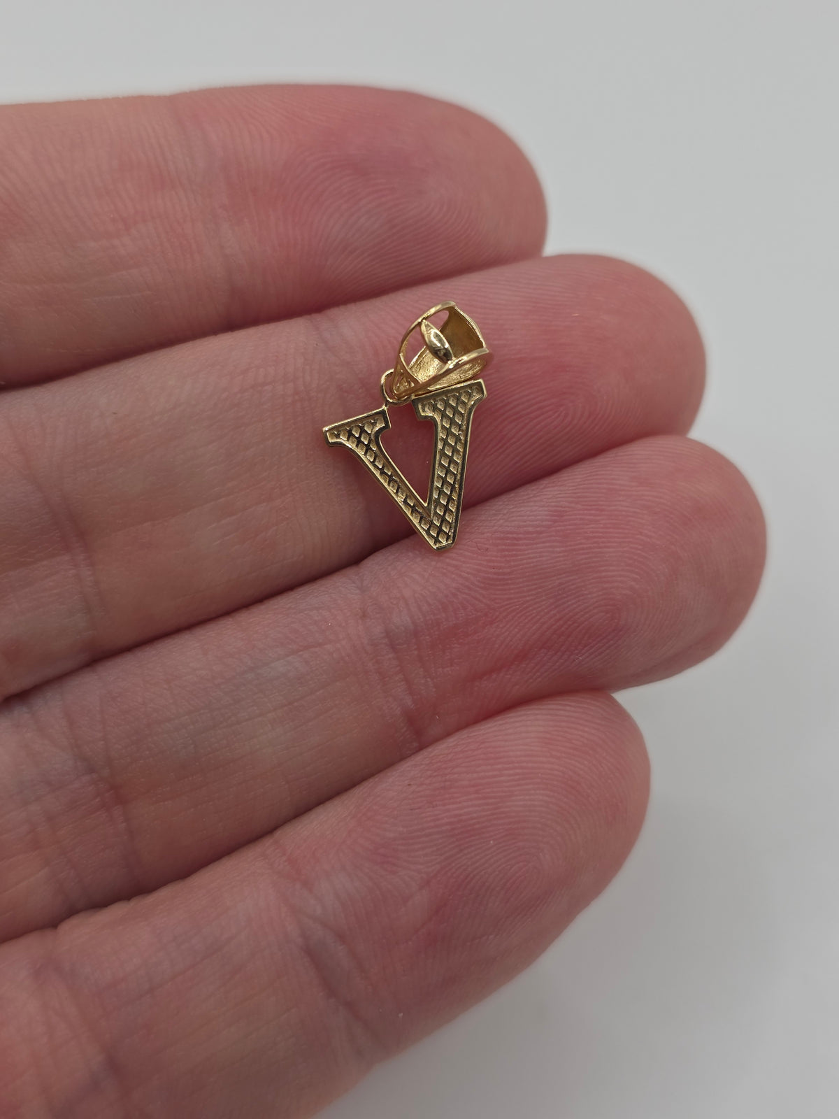 9ct gold initial V pendant