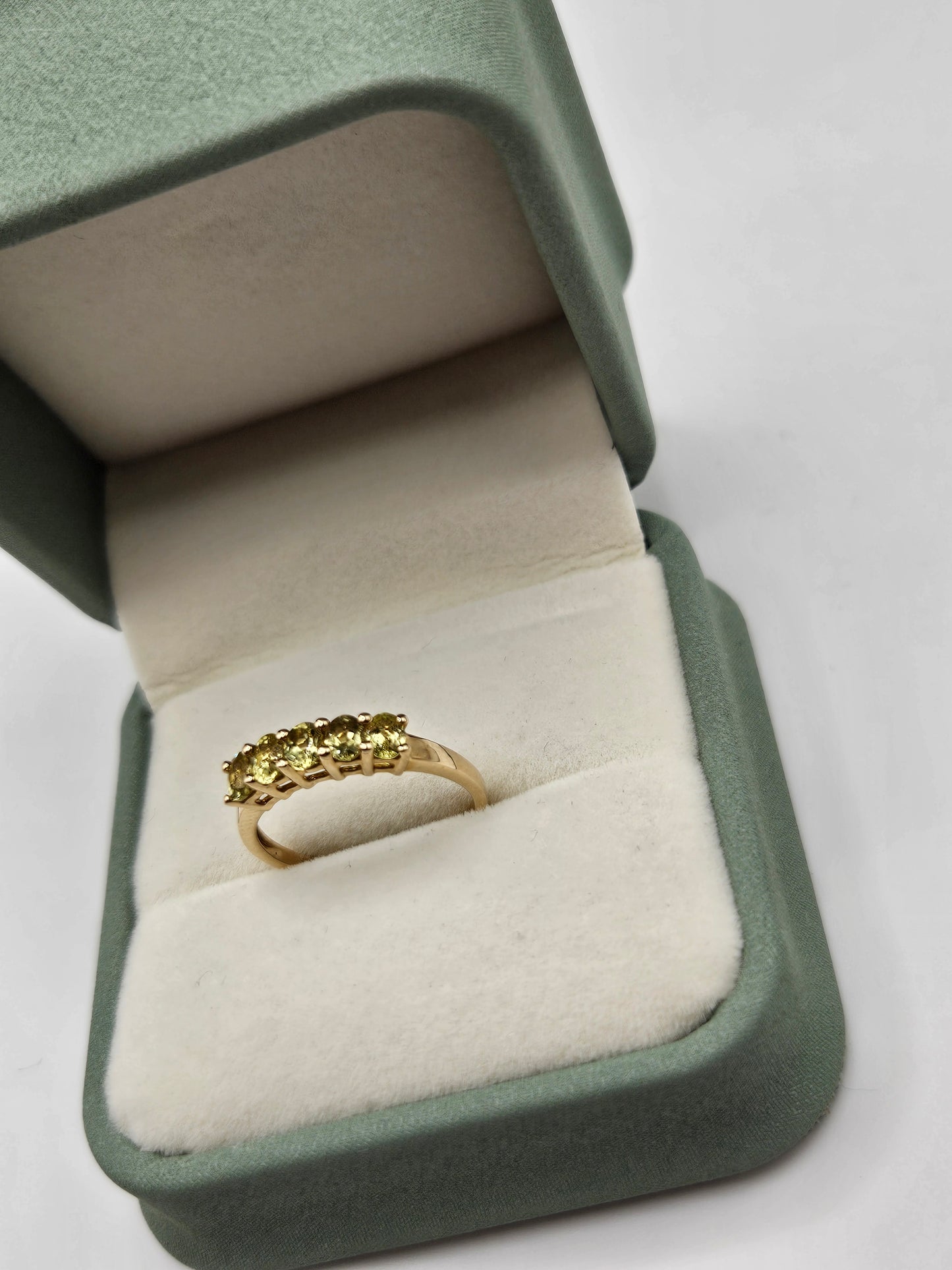 9ct gold peridot ring