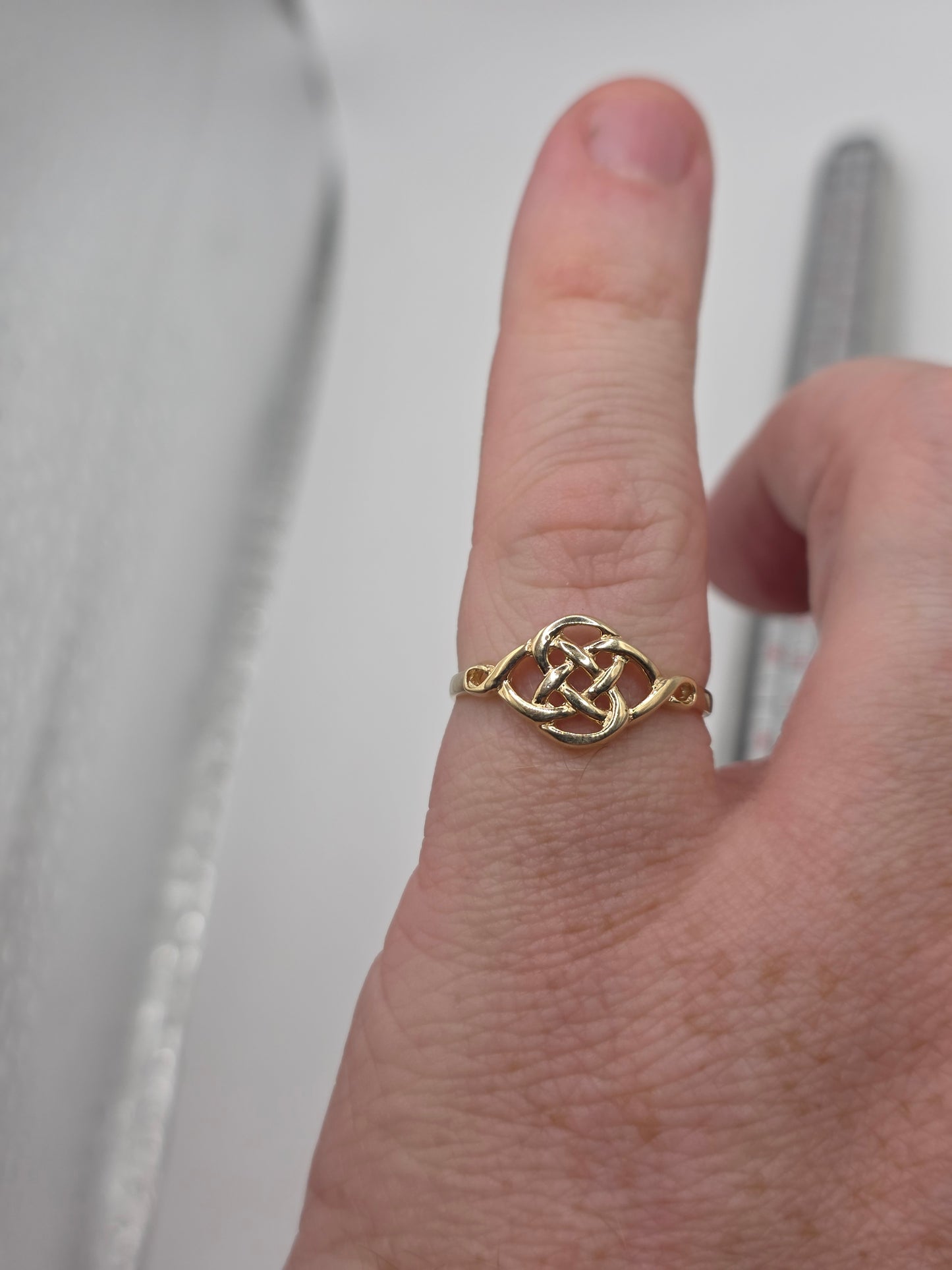 9ct gold celtic ring