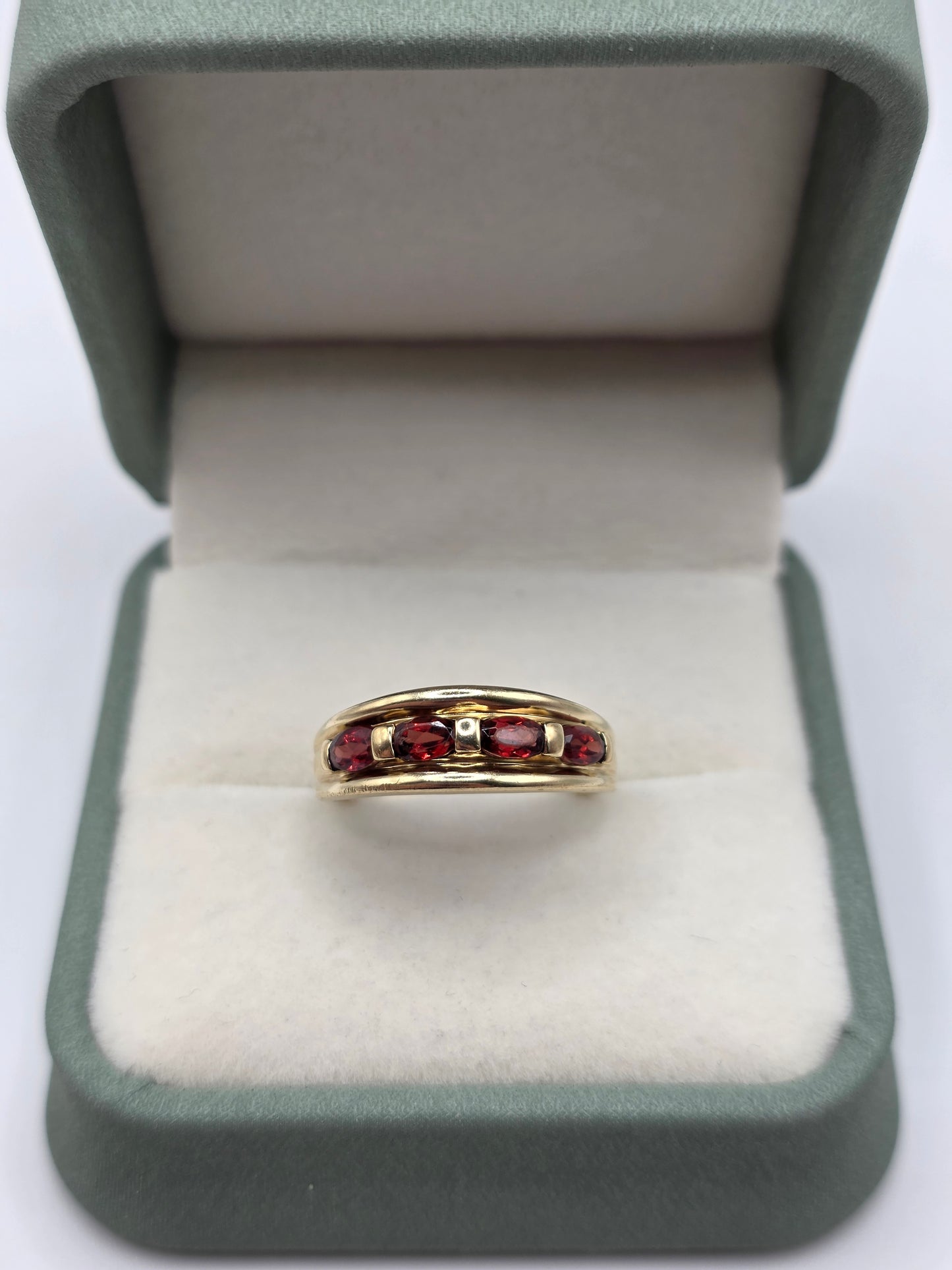 9ct gold garnet ring