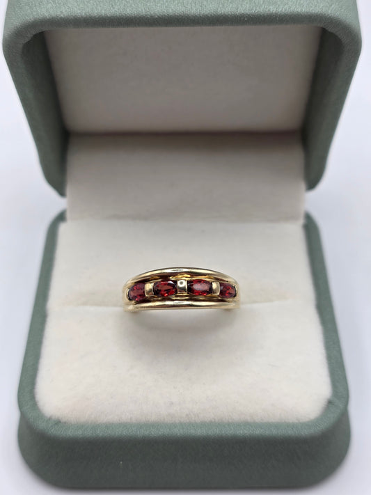 9ct gold garnet ring