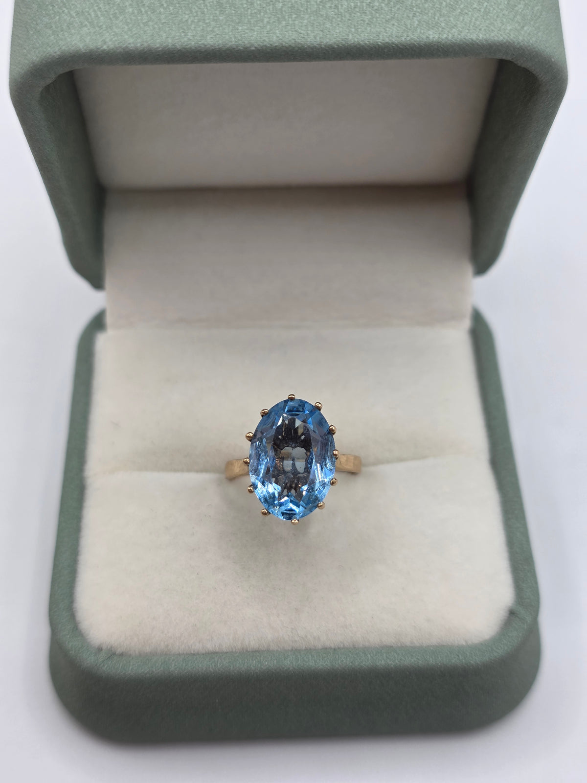 Vintage 9ct gold blue zircon ring