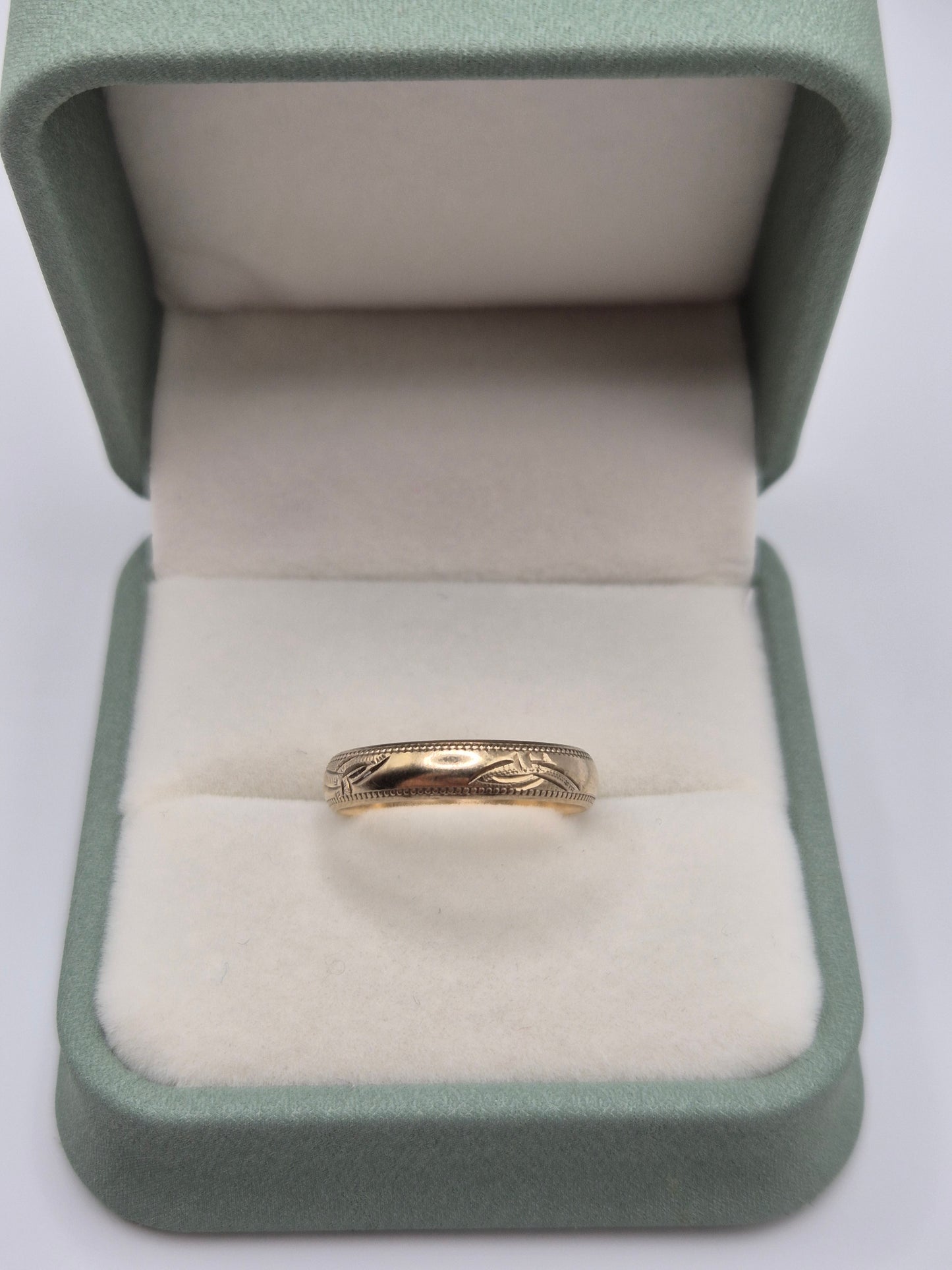 9ct gold patterned band ring